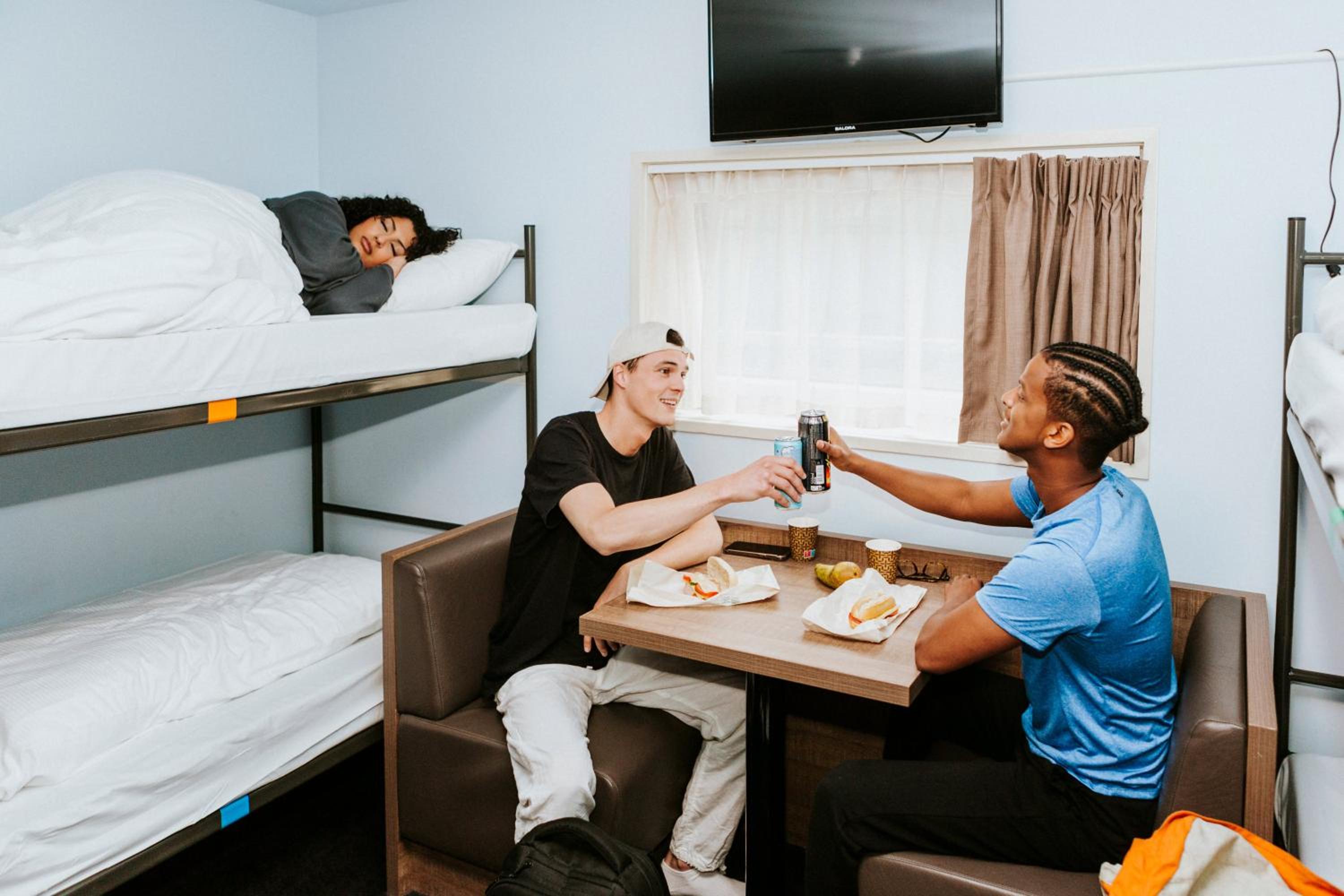 Bed in 6-Bed Mixed Dormitory Room - 18-35 Years Old Only photo 3