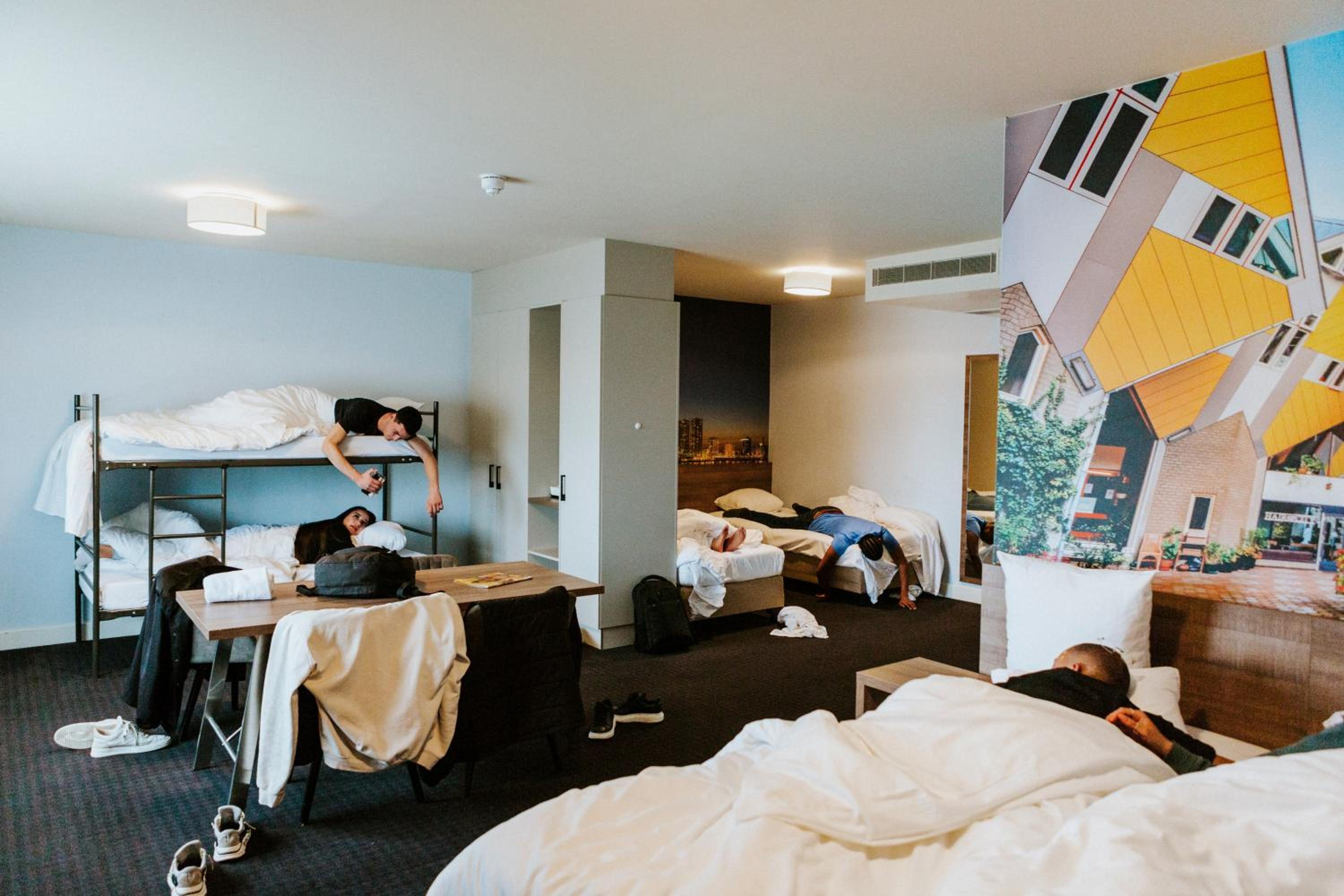 6-Person Room with King Bed photo 2