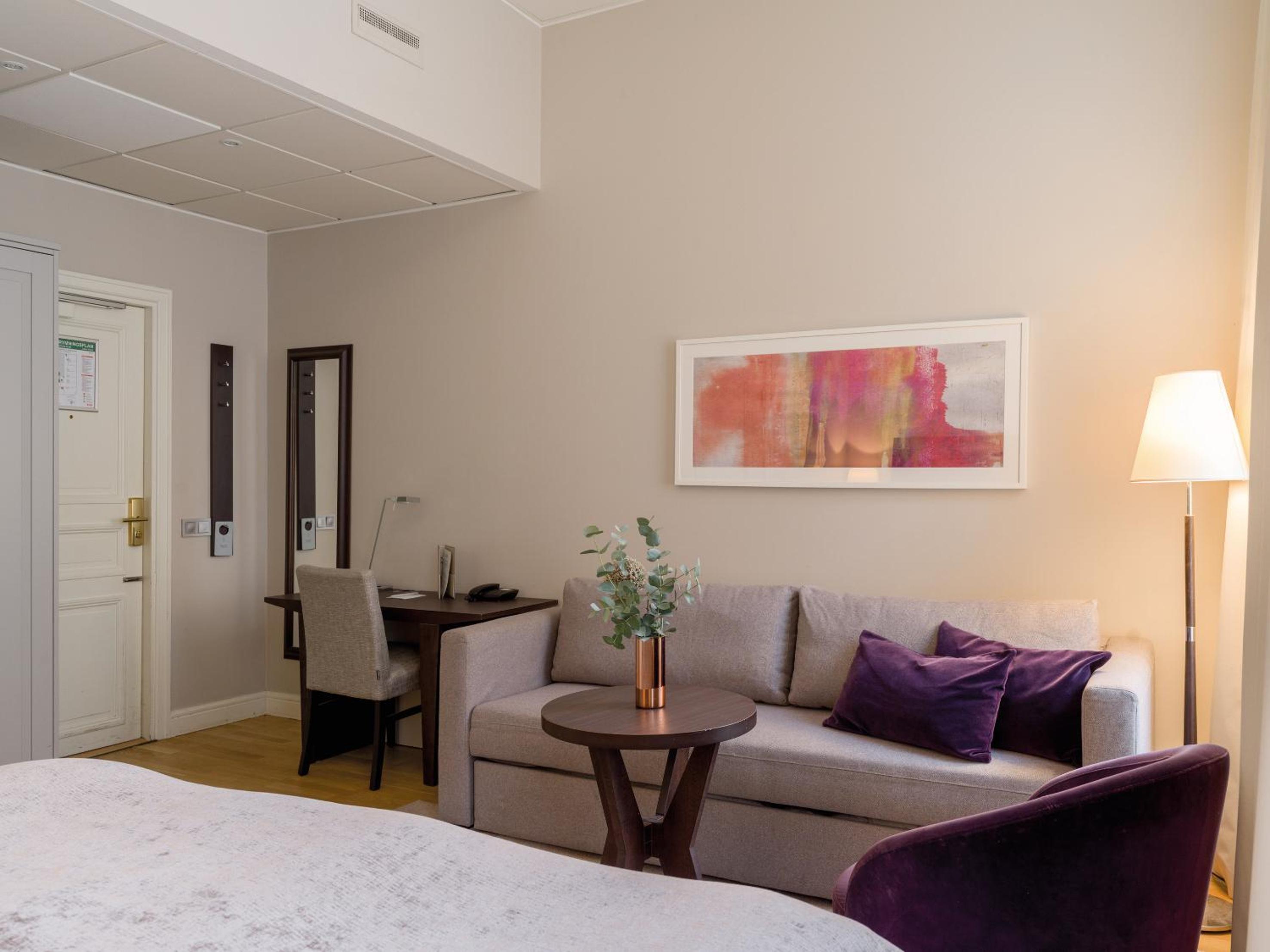 Family Room thumbnail 5