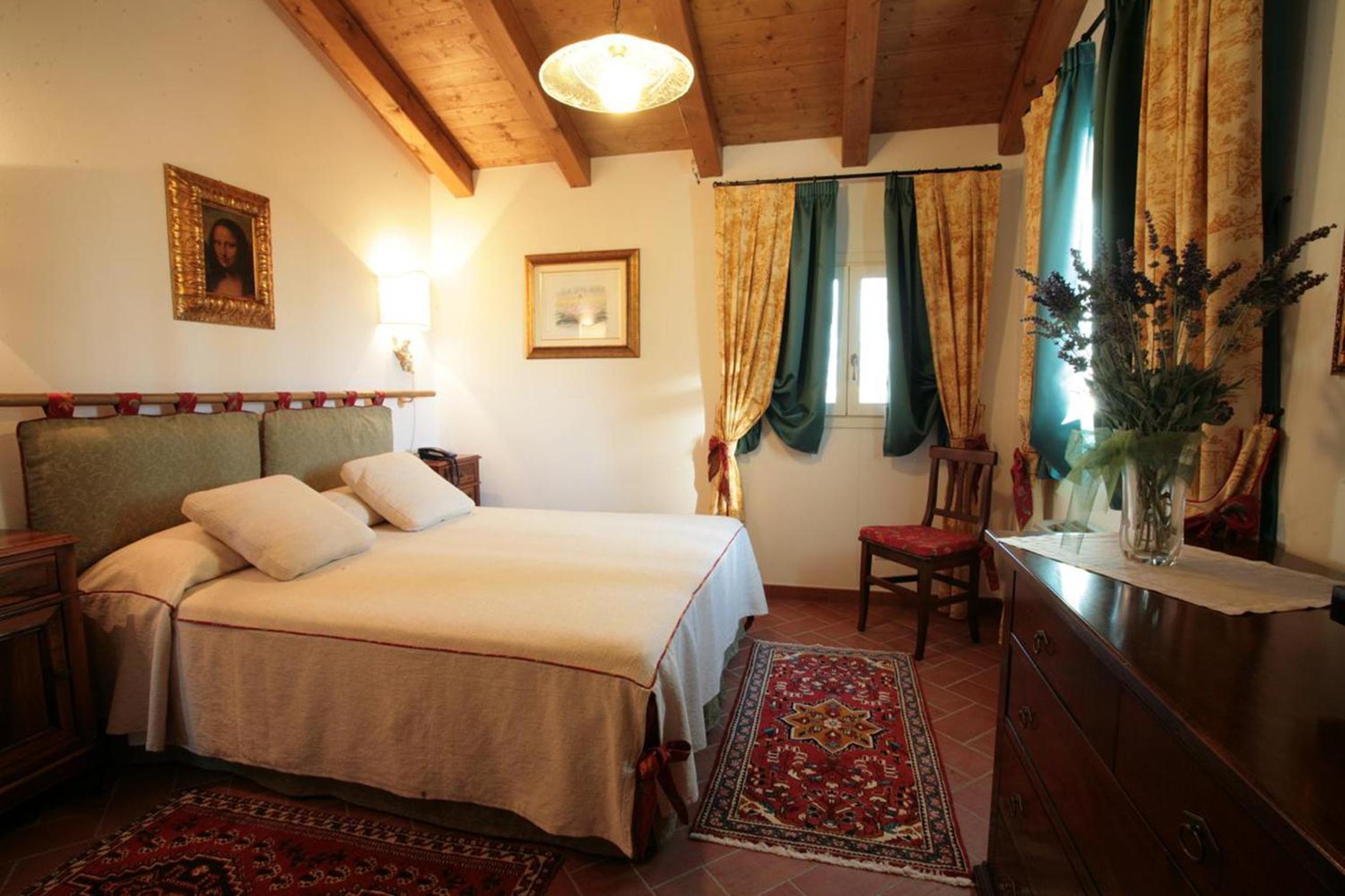 Suite - Photo 1