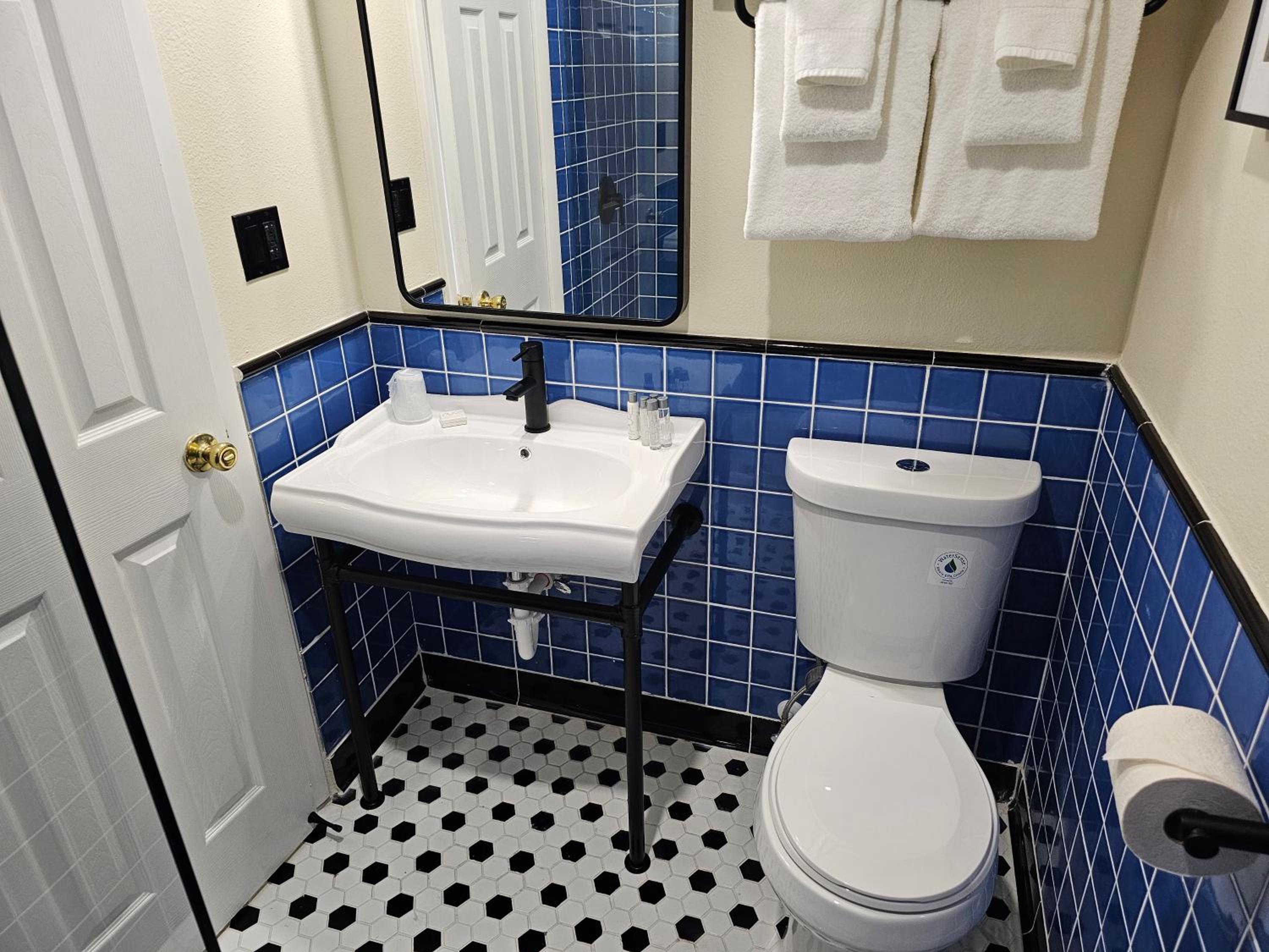 Double Queen Room with Lake View photo 2