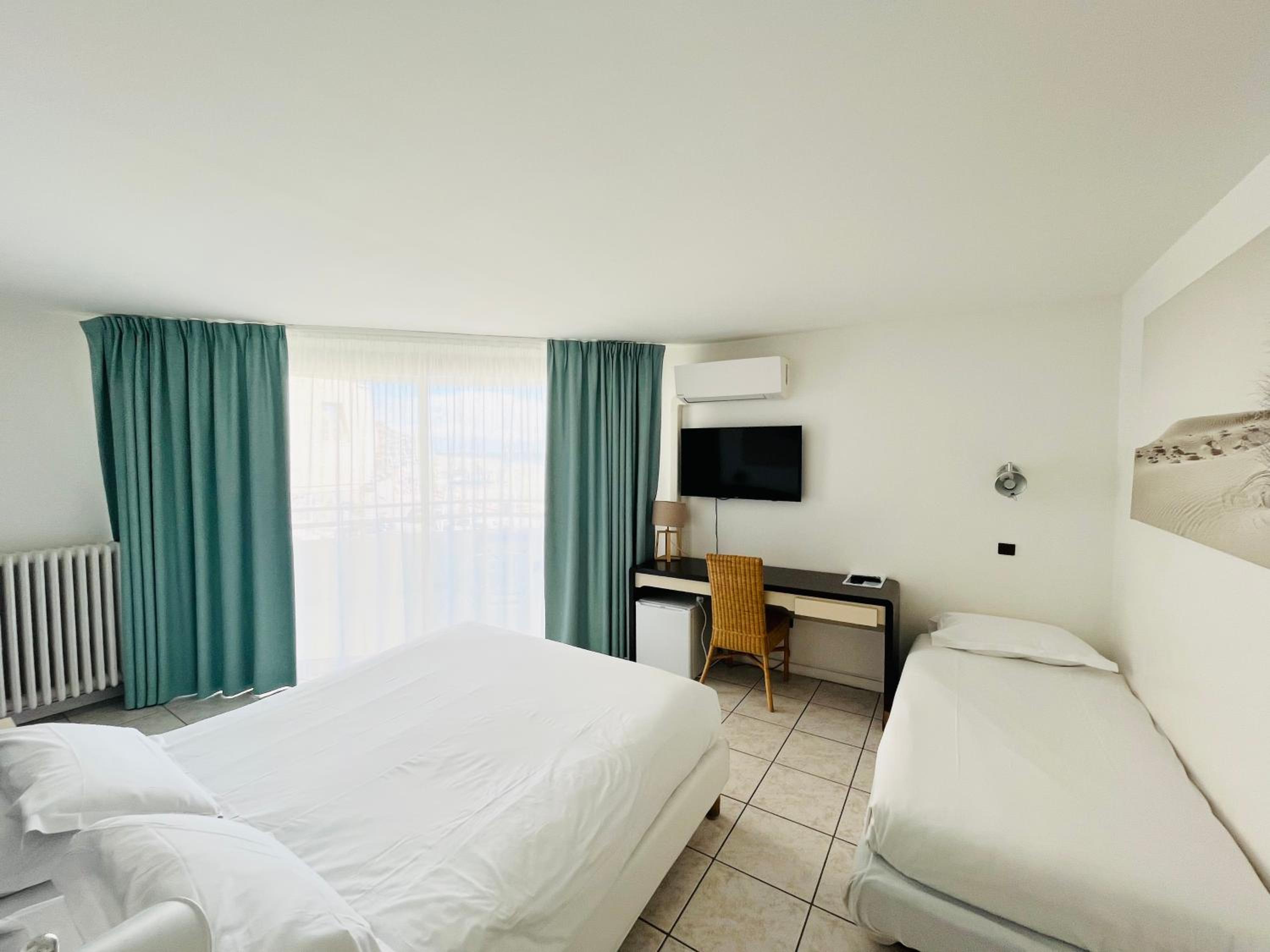 Standard Triple Room with Sea View - Photo 6