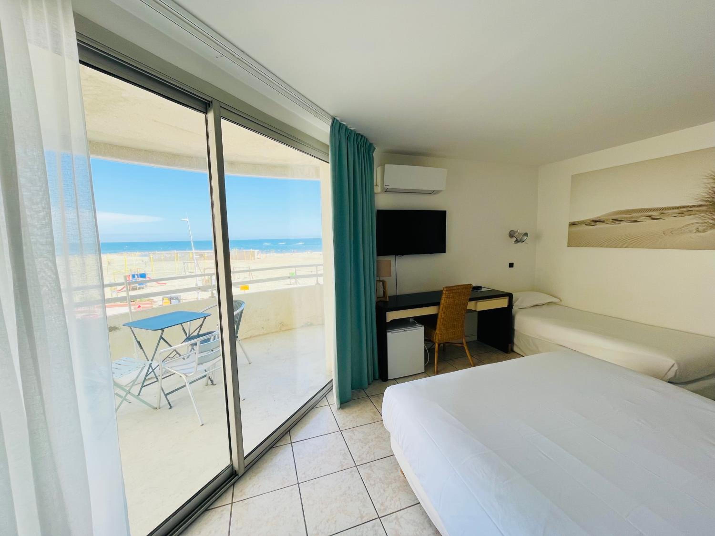 Standard Triple Room with Sea View - Photo 7