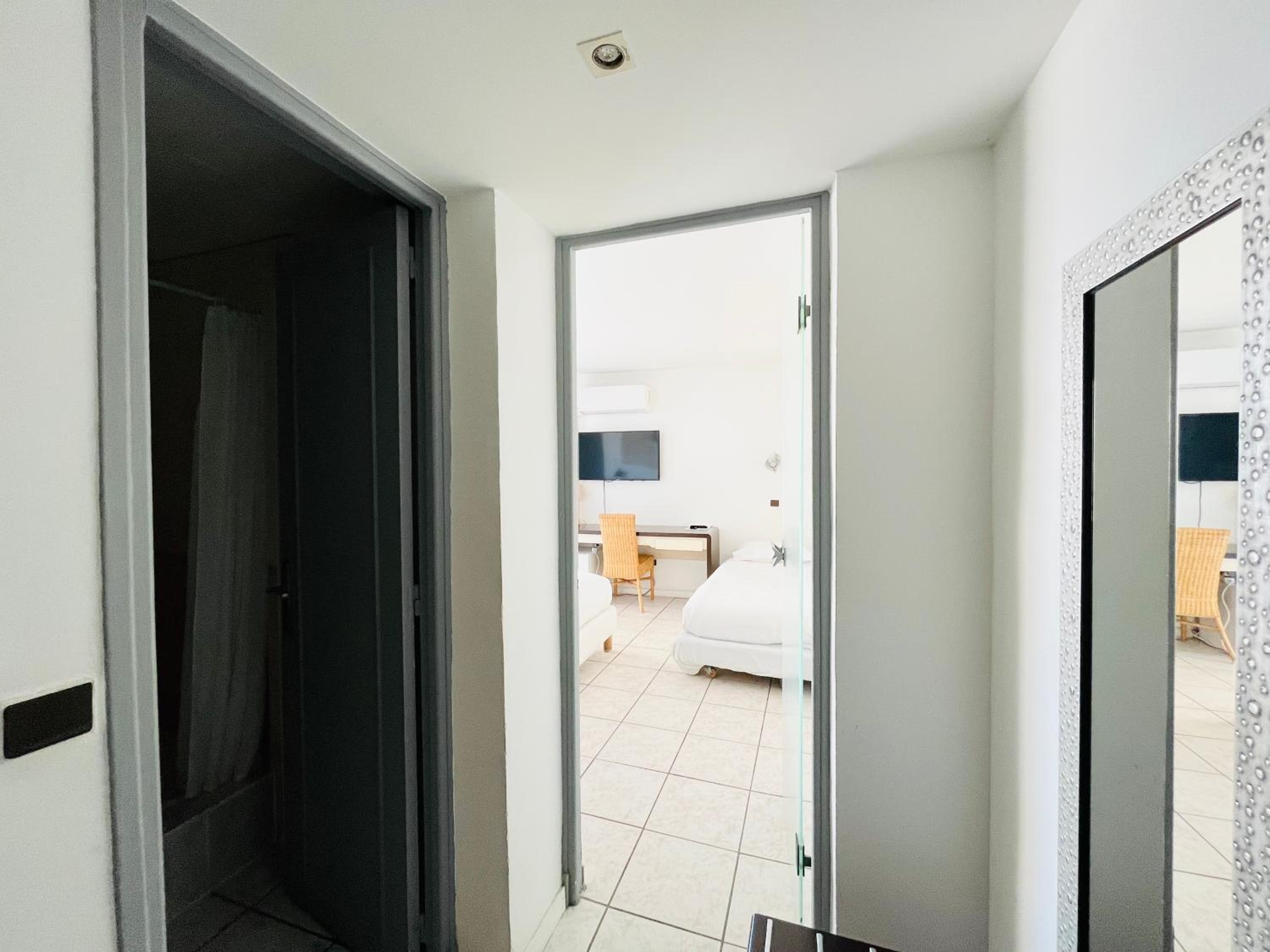 Standard Triple Room with Sea View - Photo 3