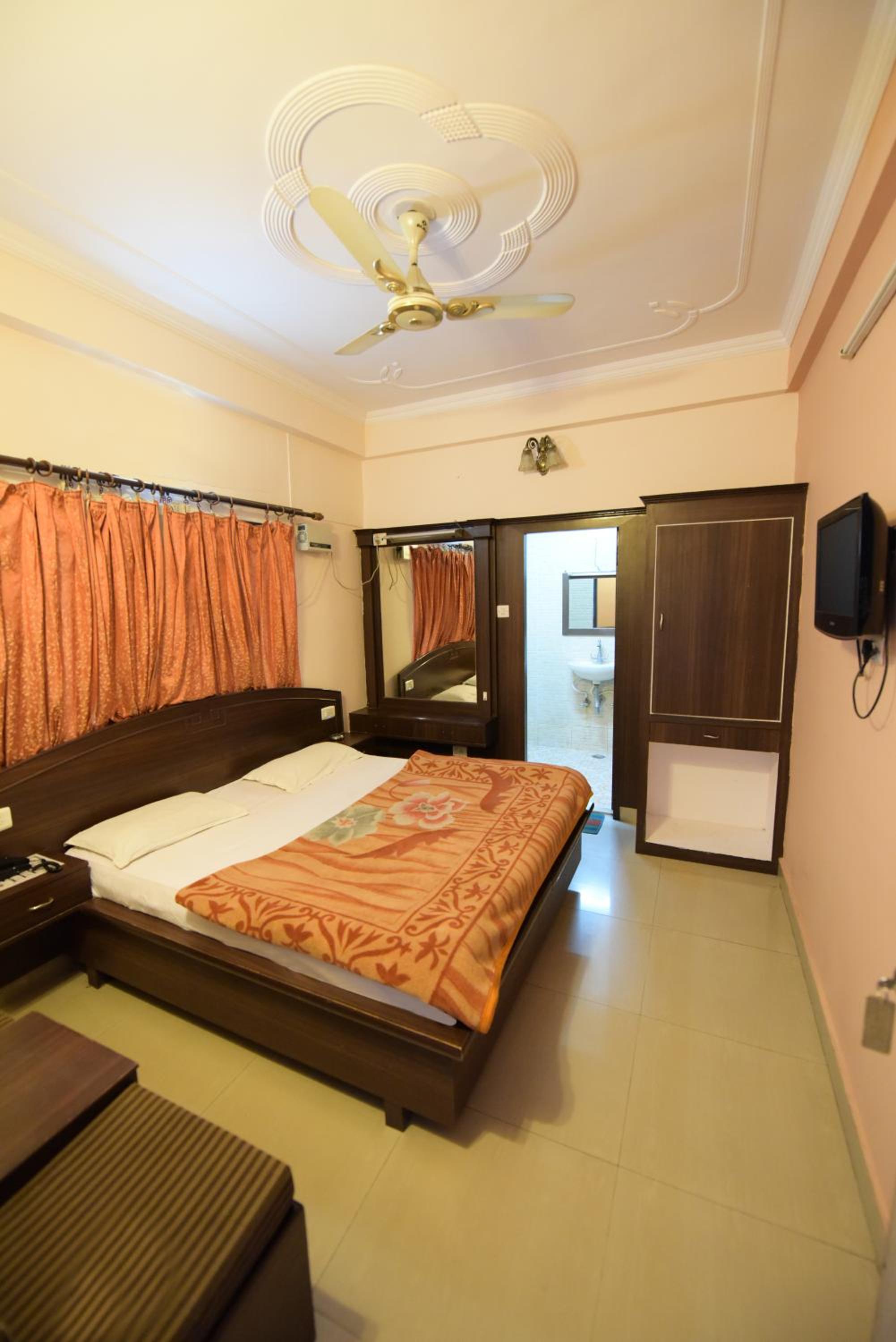 Deluxe Room (2 Adults + 1 Child) photo 1