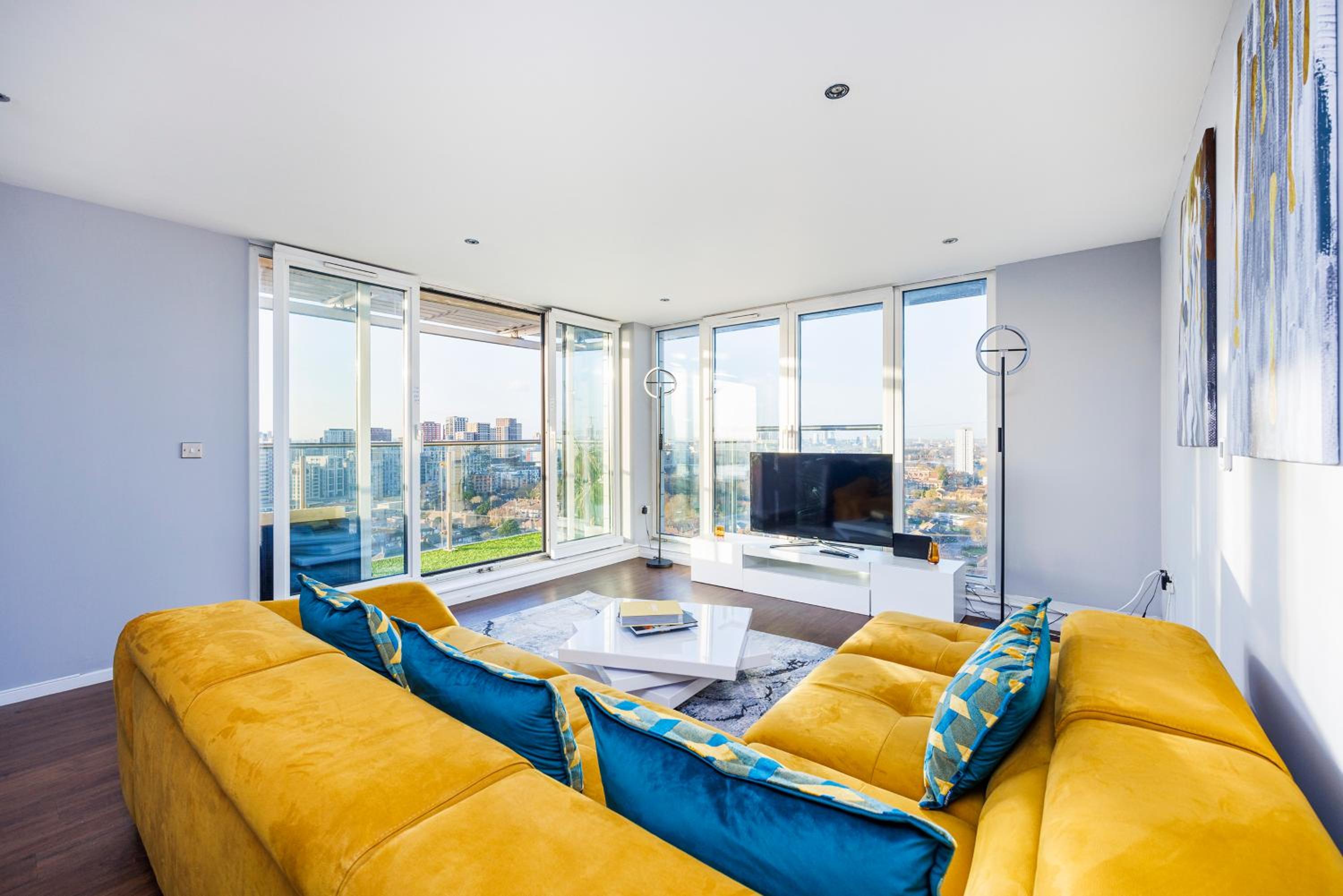 Apartment with Balcony photo 1