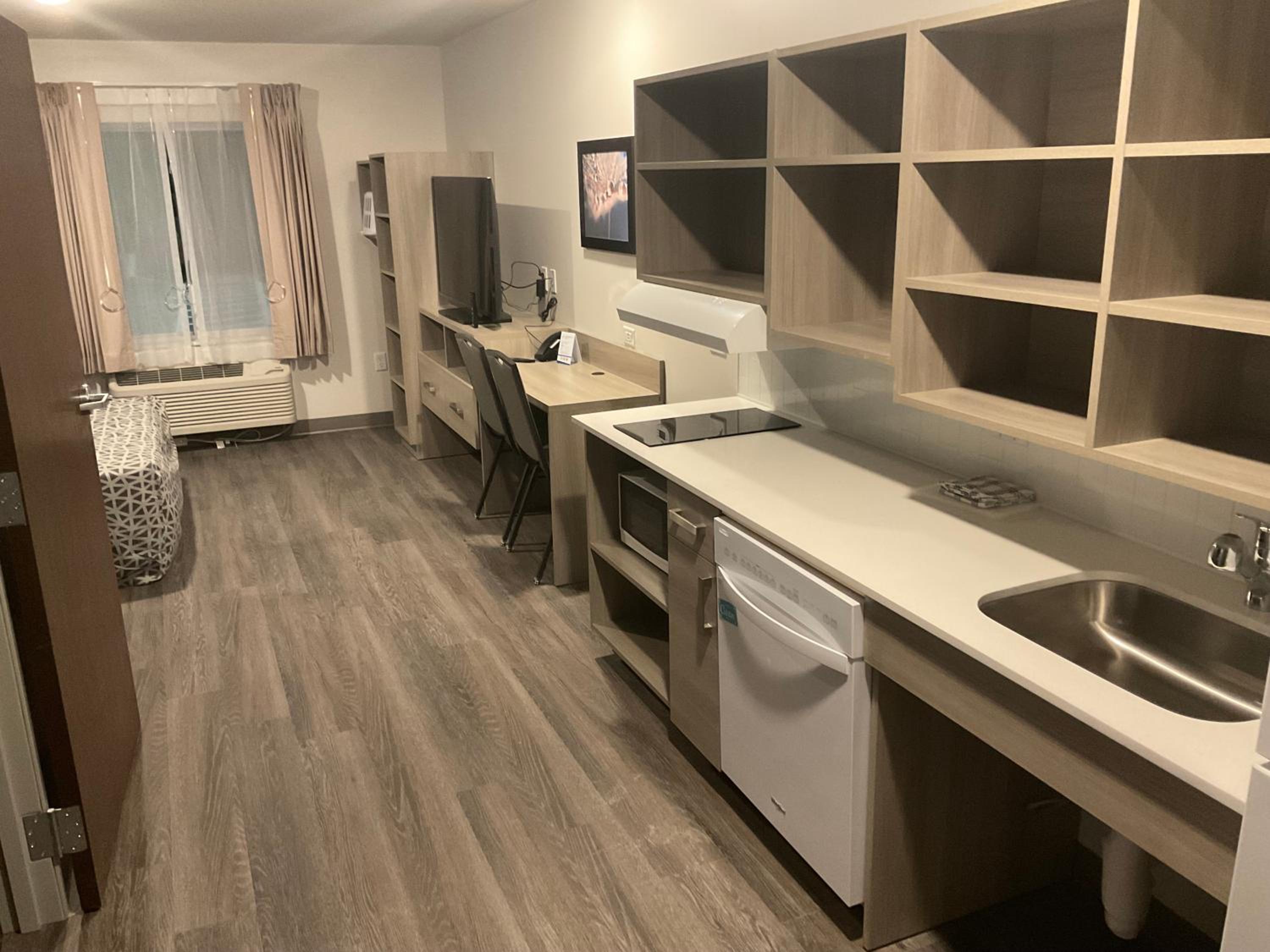 QUEEN SUITE W DISHWASHER (DISHES/COOKWARE INCLUDED) ACCESSIBLE ROLL IN SHOWER