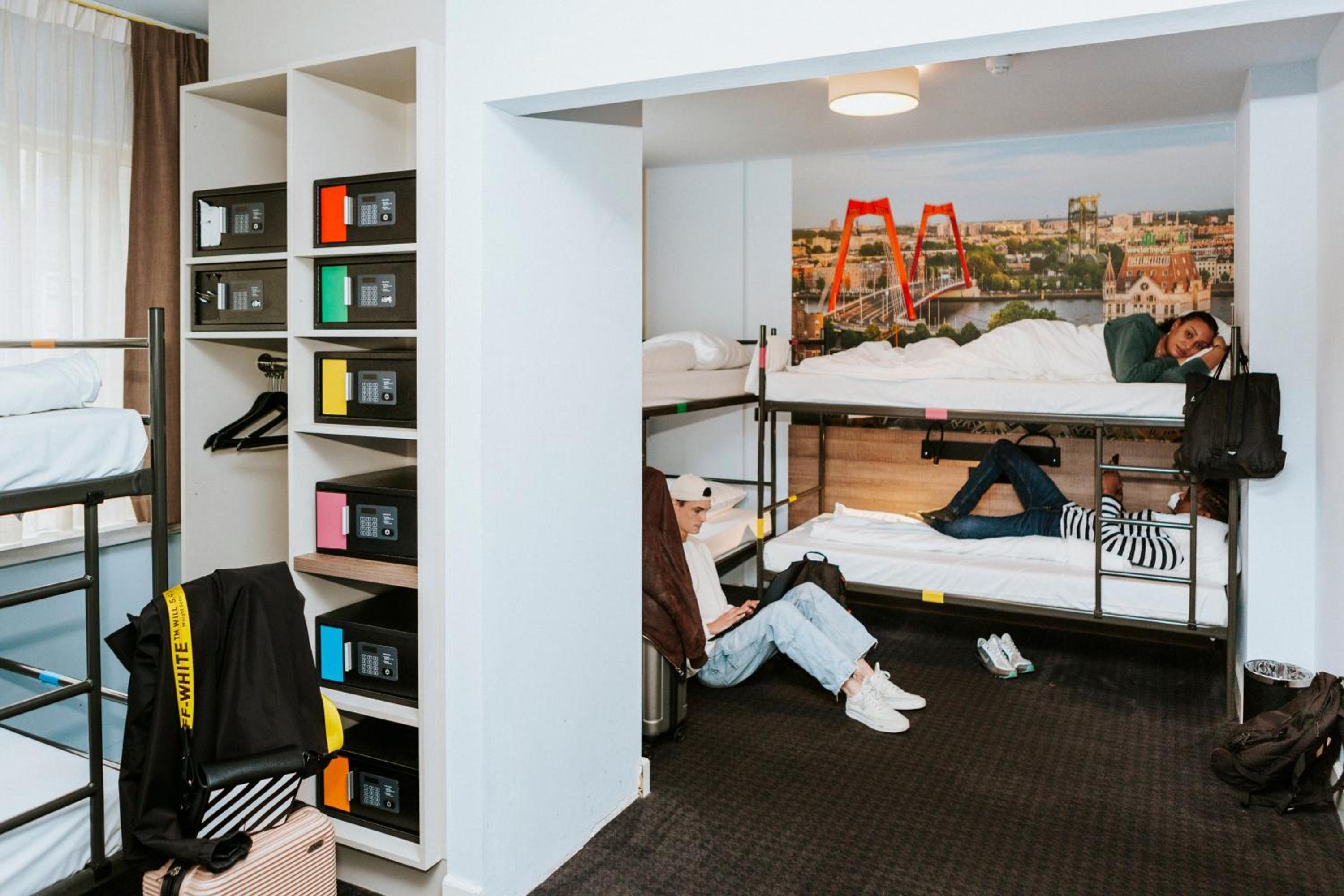 Bed in 8-Bed Mixed Dormitory Room - 18-35 Years Old Only