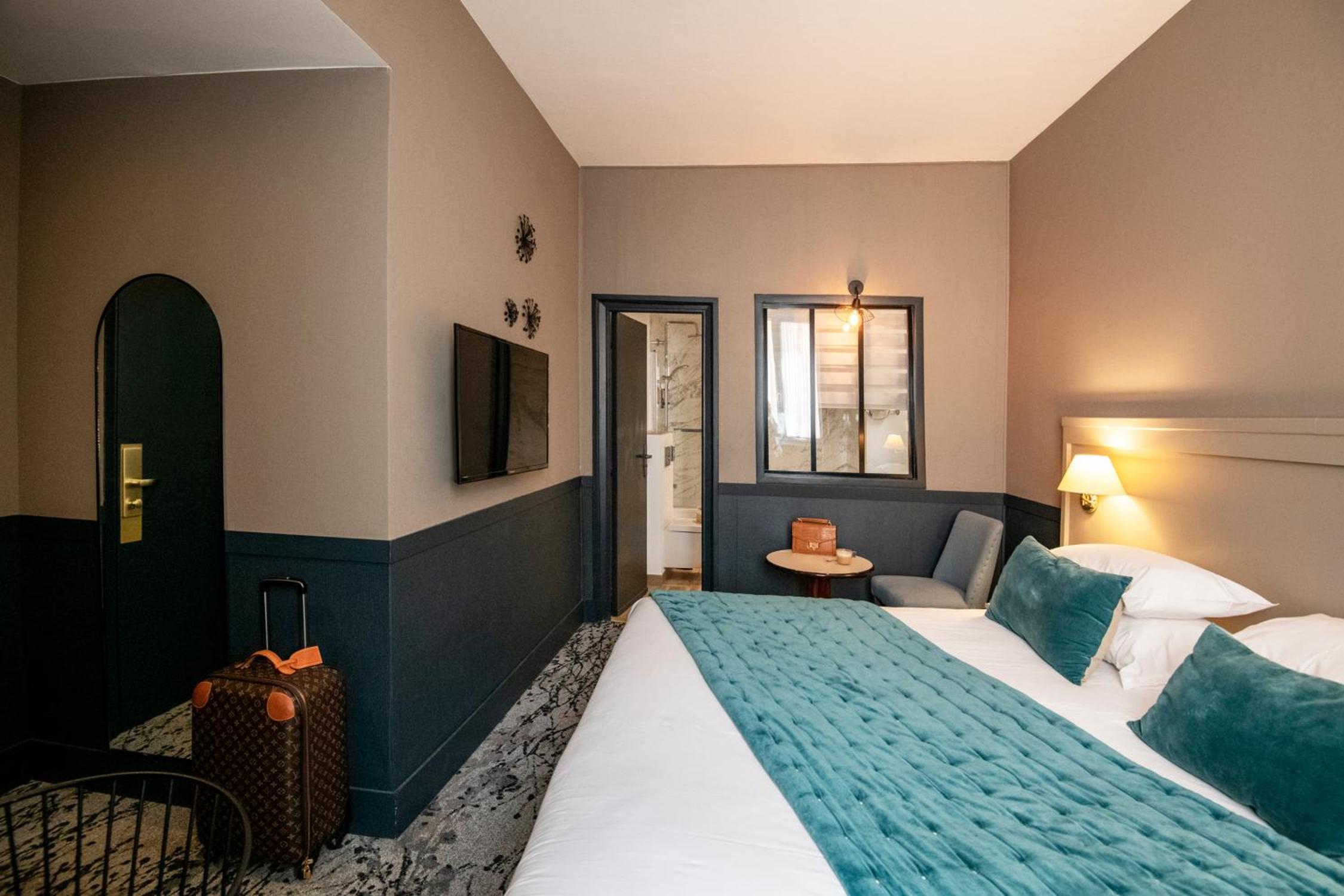Deluxe Queen Room - Photo 8