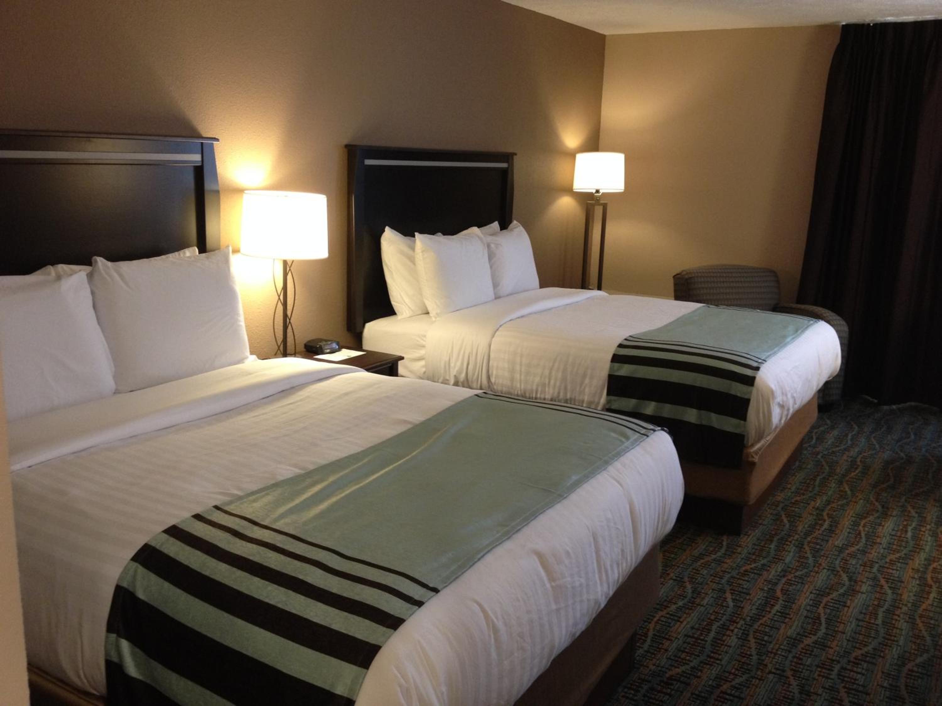 Queen Room With Two Queen Beds - Photo 5
