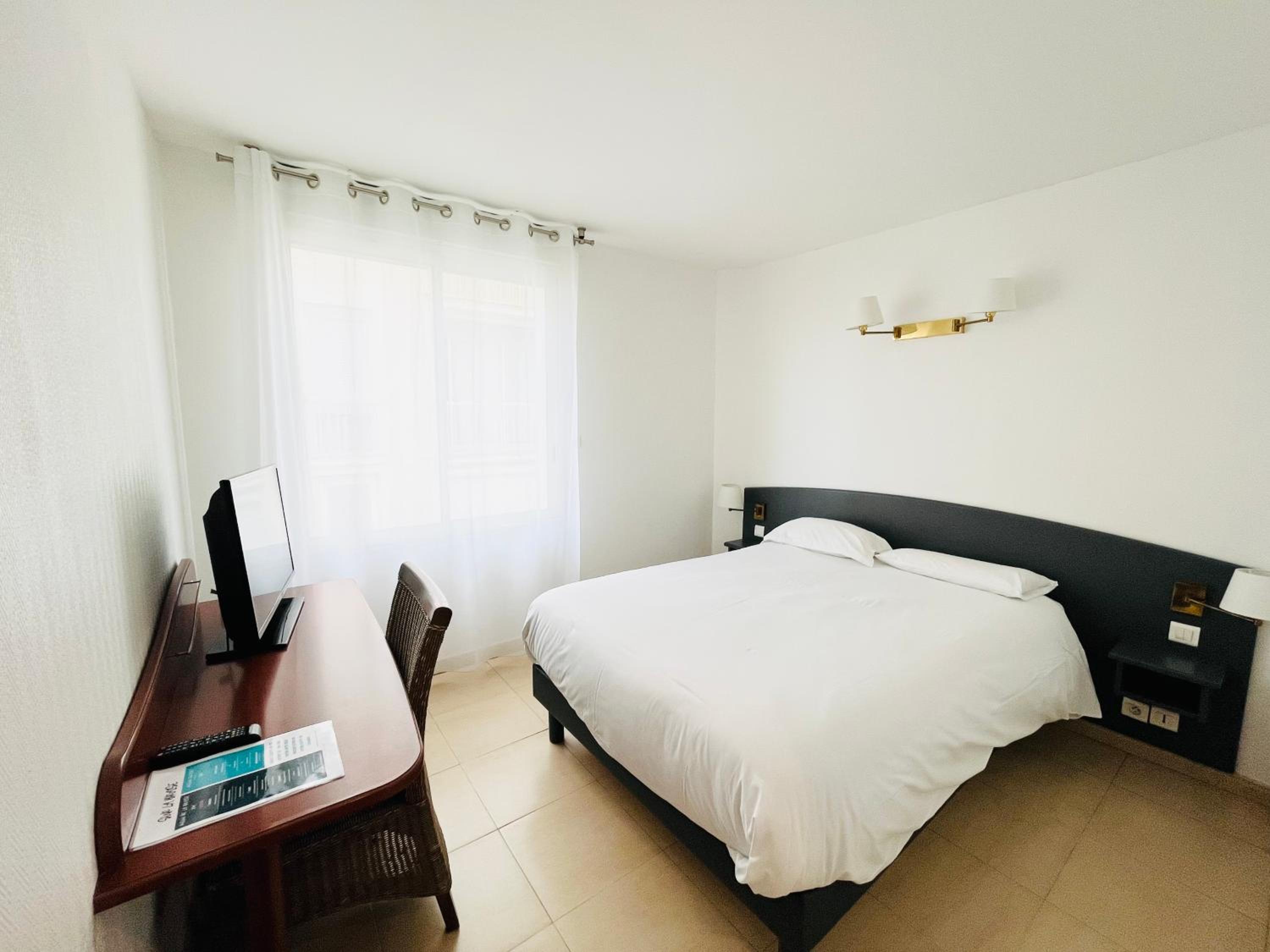 Double Room with Street View - Photo 1