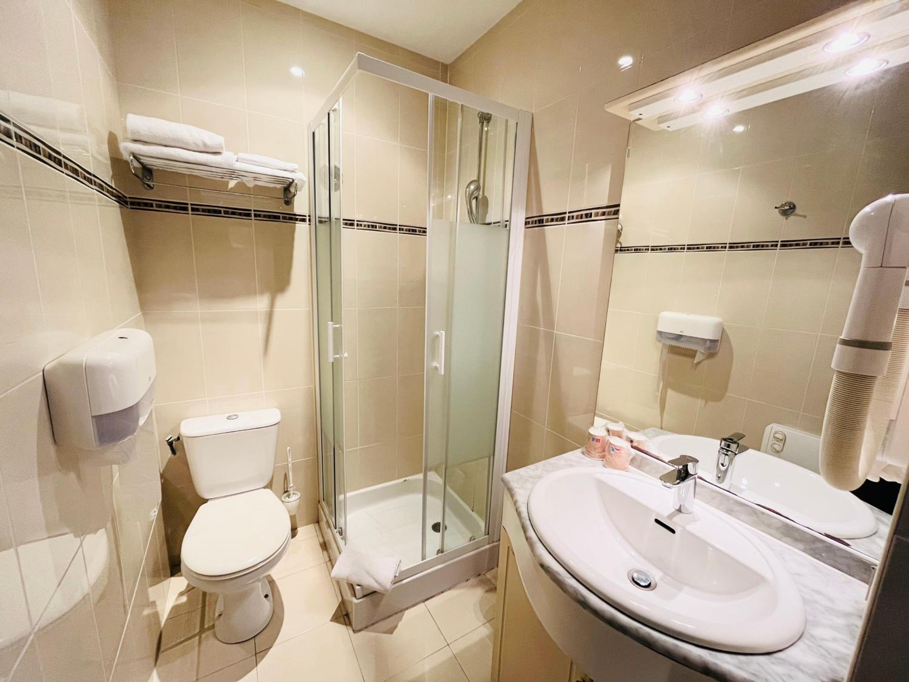 Double Room with Street View - Photo 2