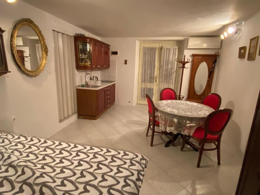 One-Bedroom Apartment photo 3