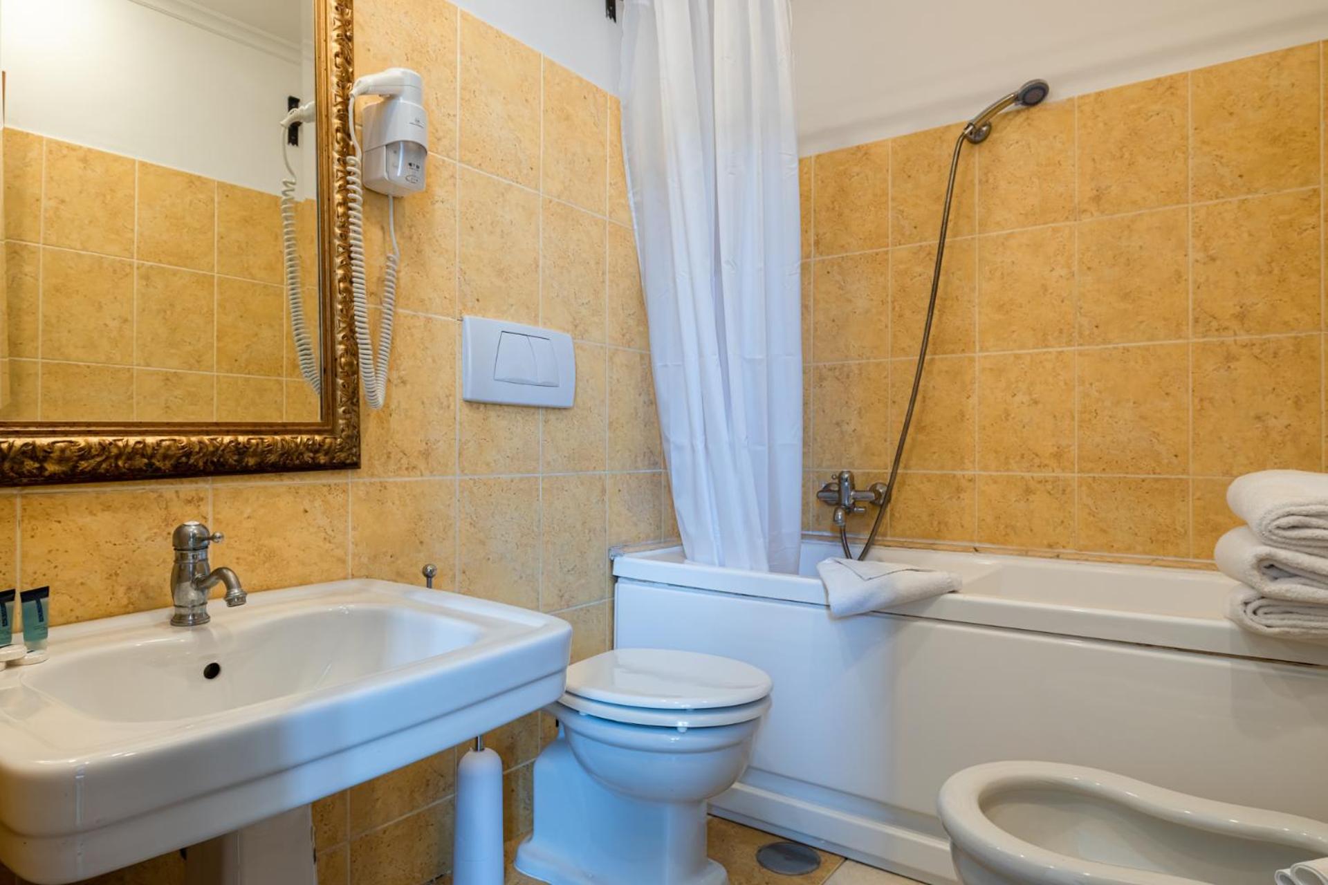 Double Room with Private Bathroom photo 2
