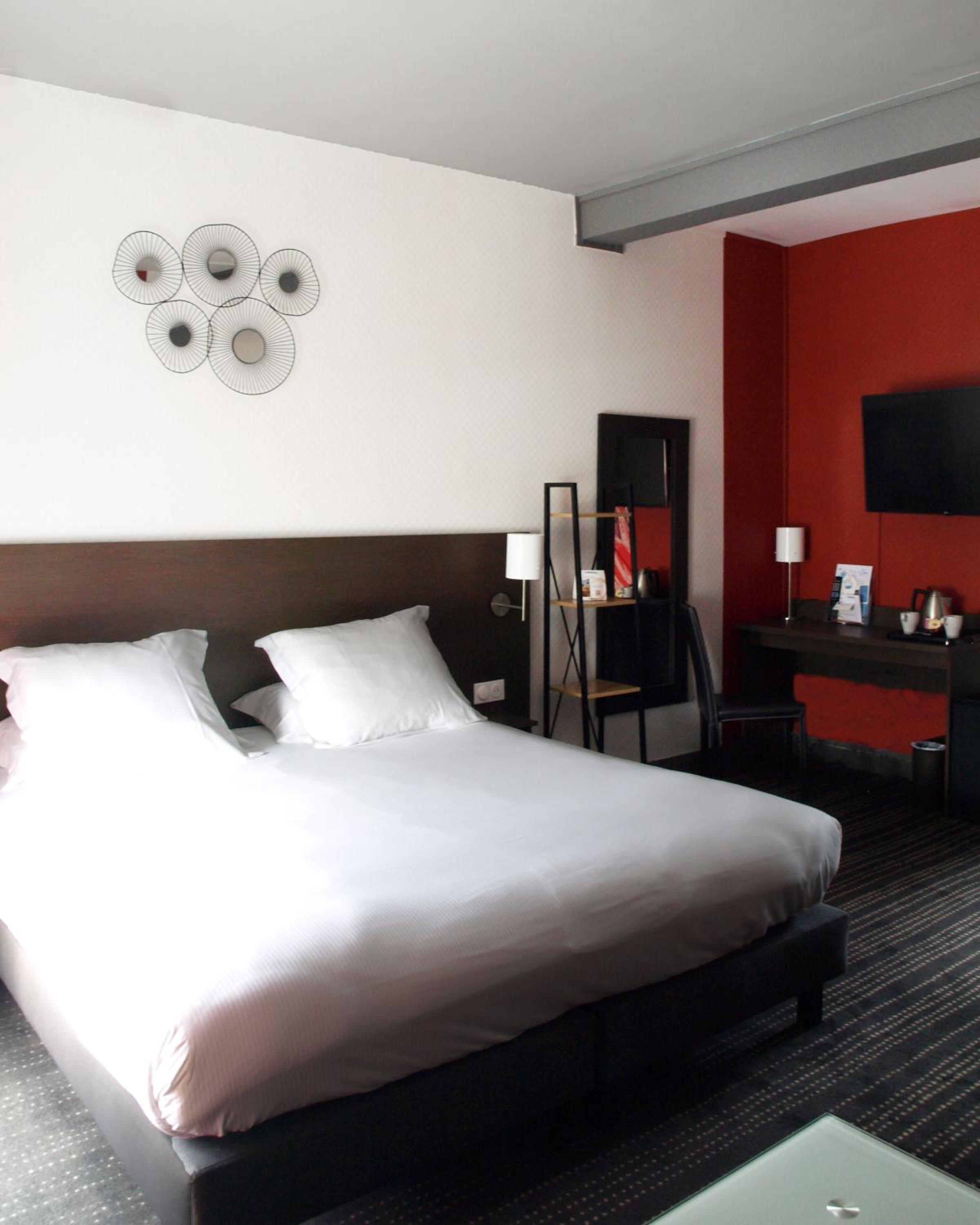 Deluxe Double Room (2 Adults + 1 Child) - Photo 8
