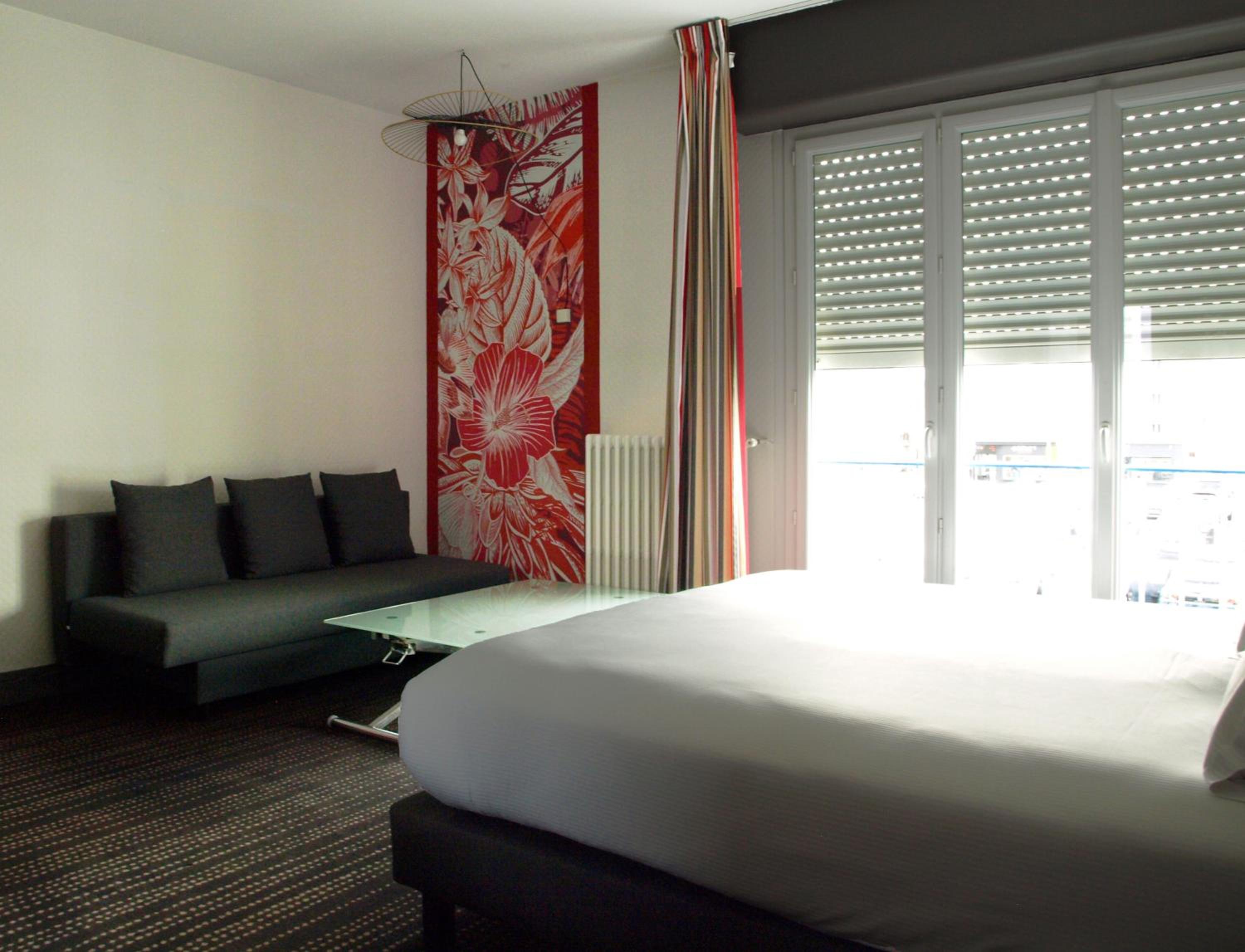 Deluxe Double Room (2 Adults + 1 Child) - Photo 9