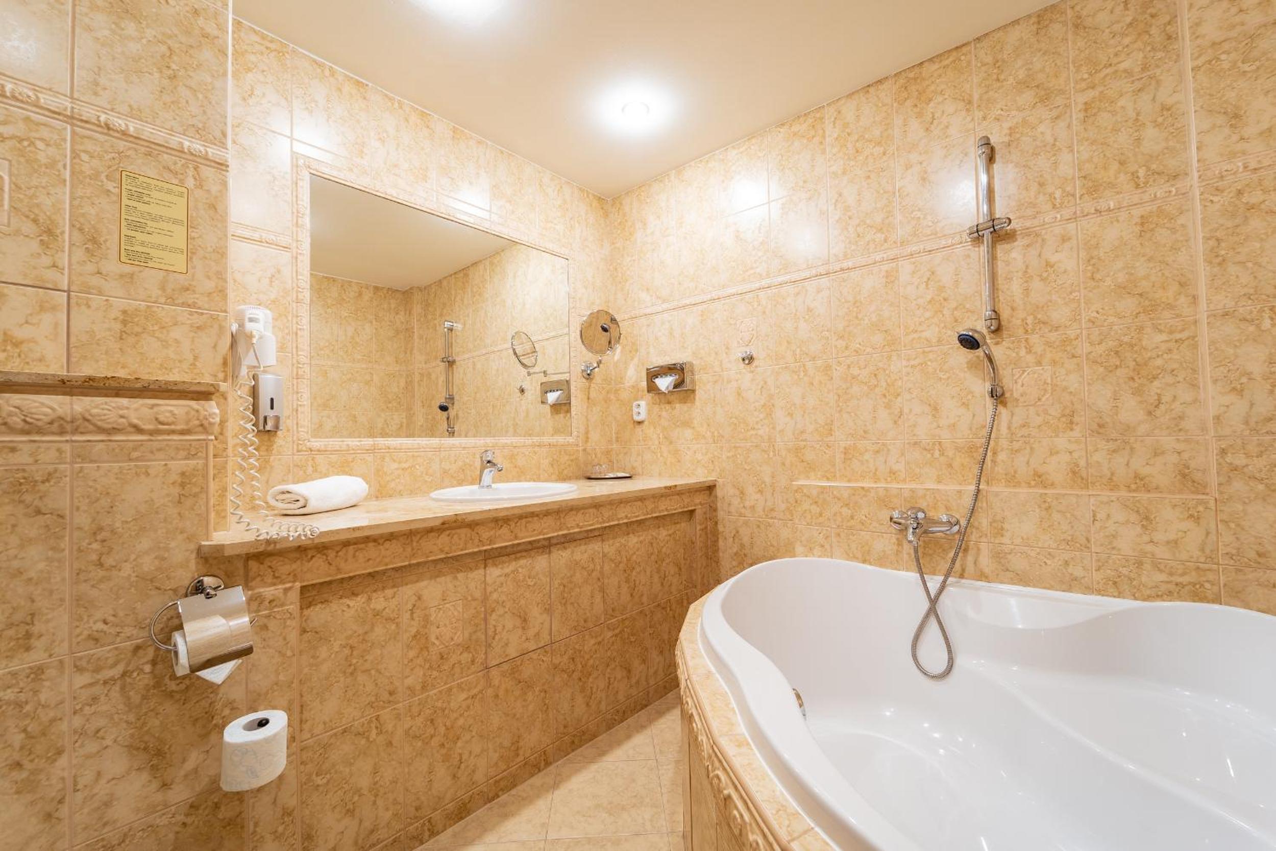 Deluxe Double Room with Bath - Photo 6