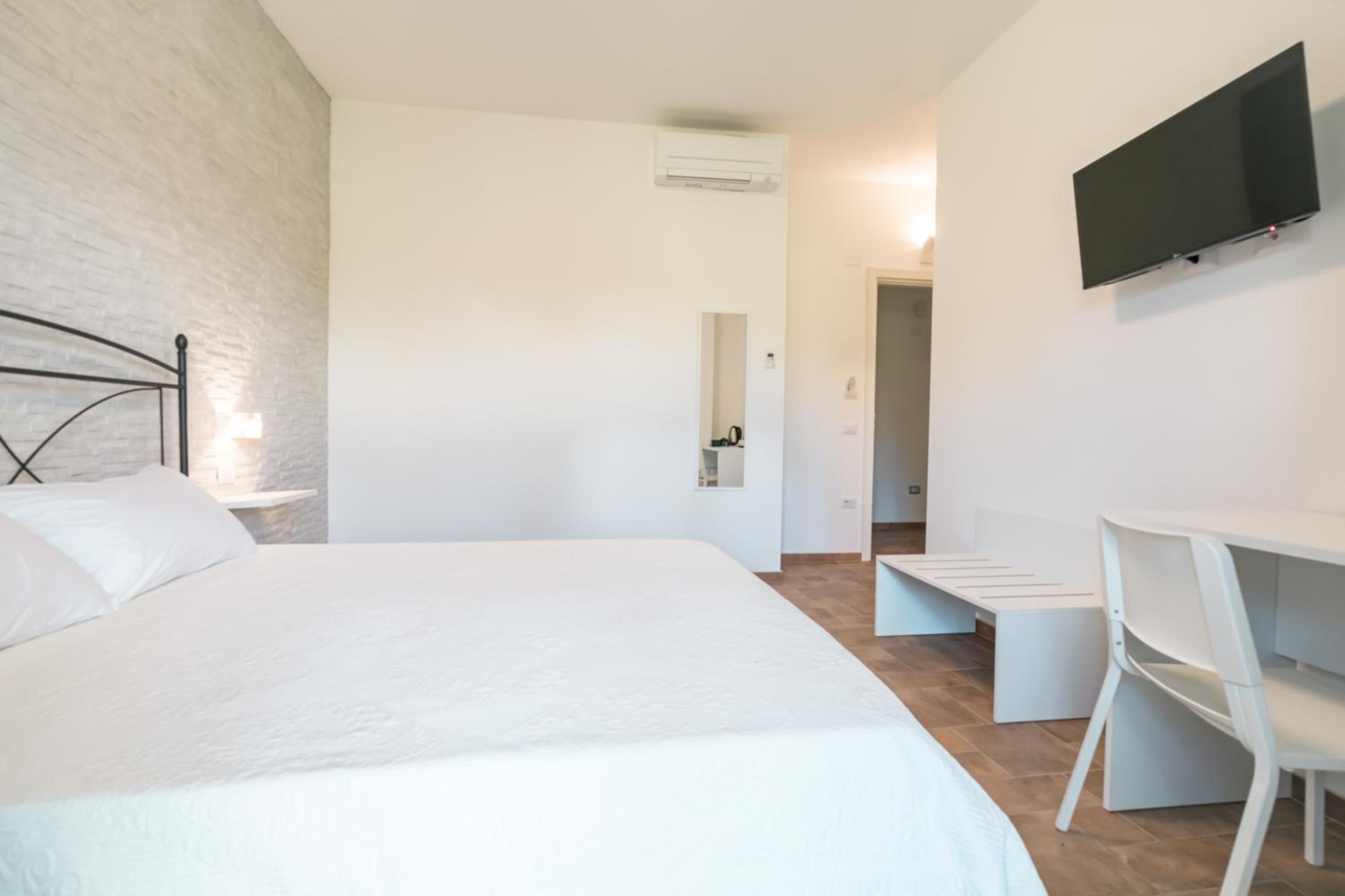 Deluxe Double Room with Mountain and Garden View photo 2