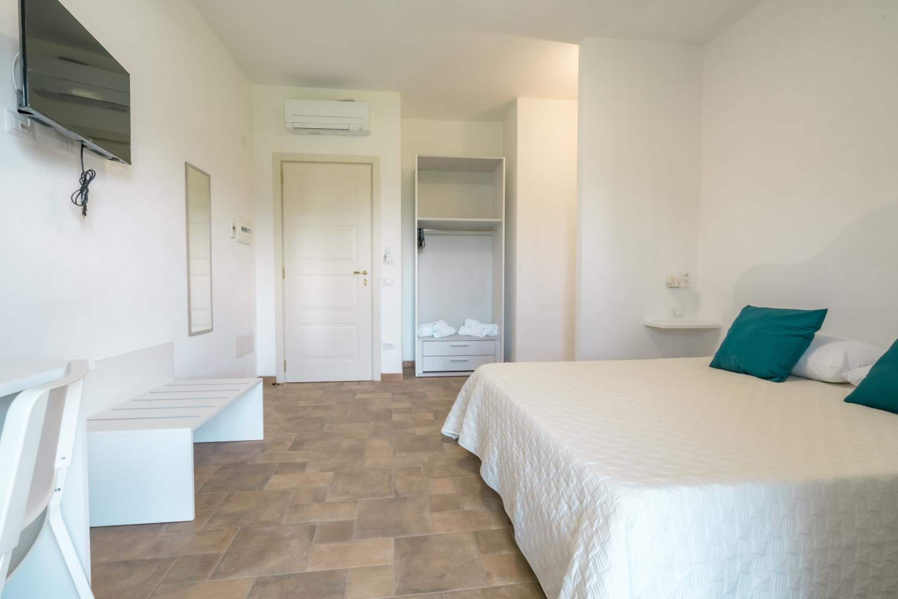 Deluxe Double Room with Mountain and Garden View photo 1
