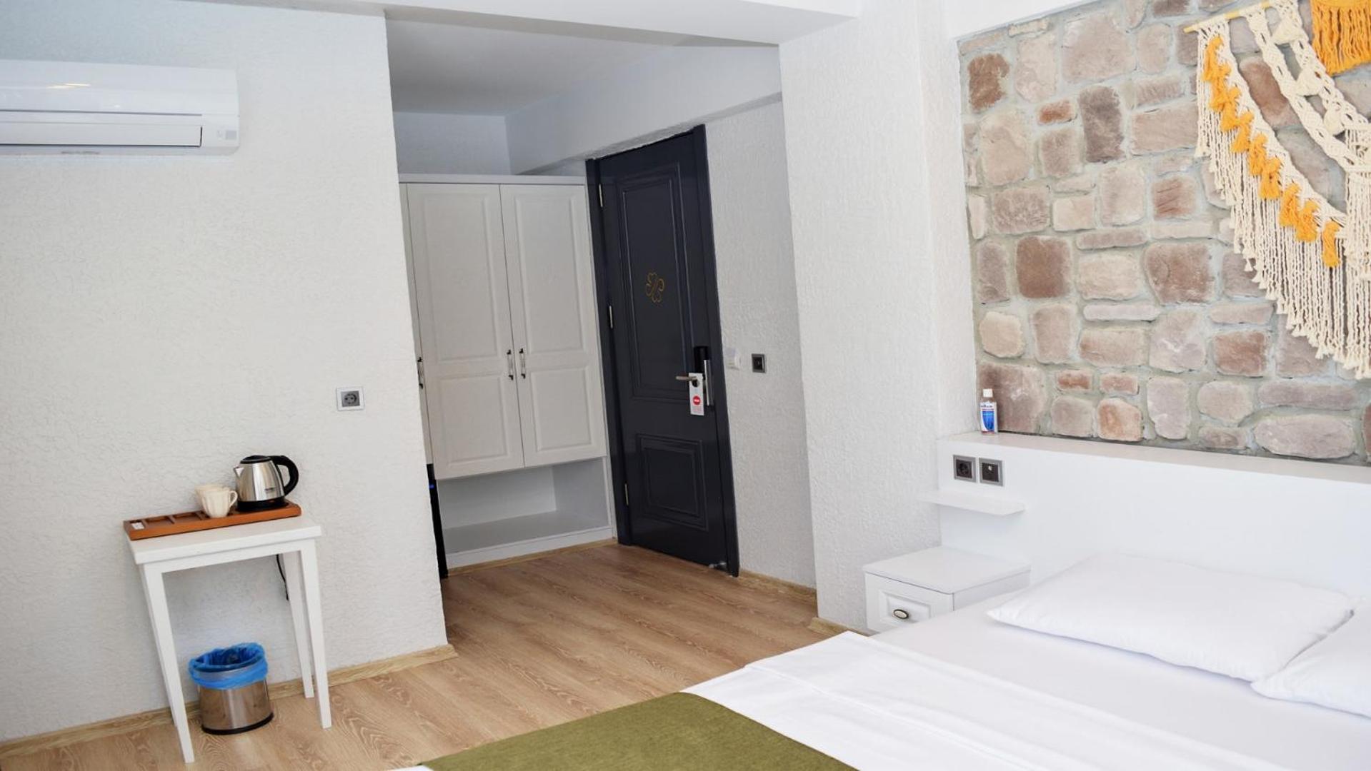Deluxe Double Room with Balcony - Photo 4