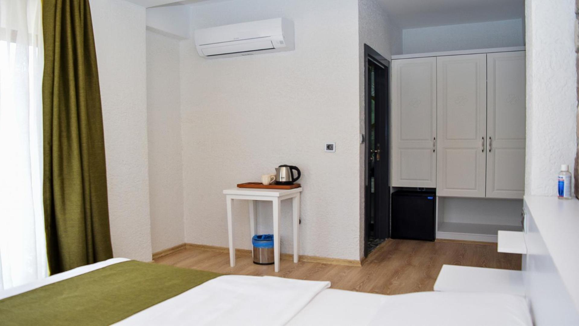 Deluxe Double Room with Balcony - Photo 3