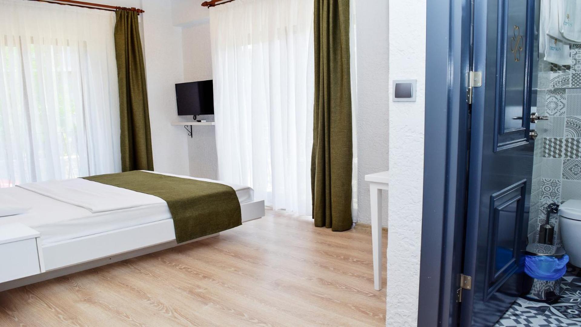 Deluxe Double Room with Balcony - Photo 5