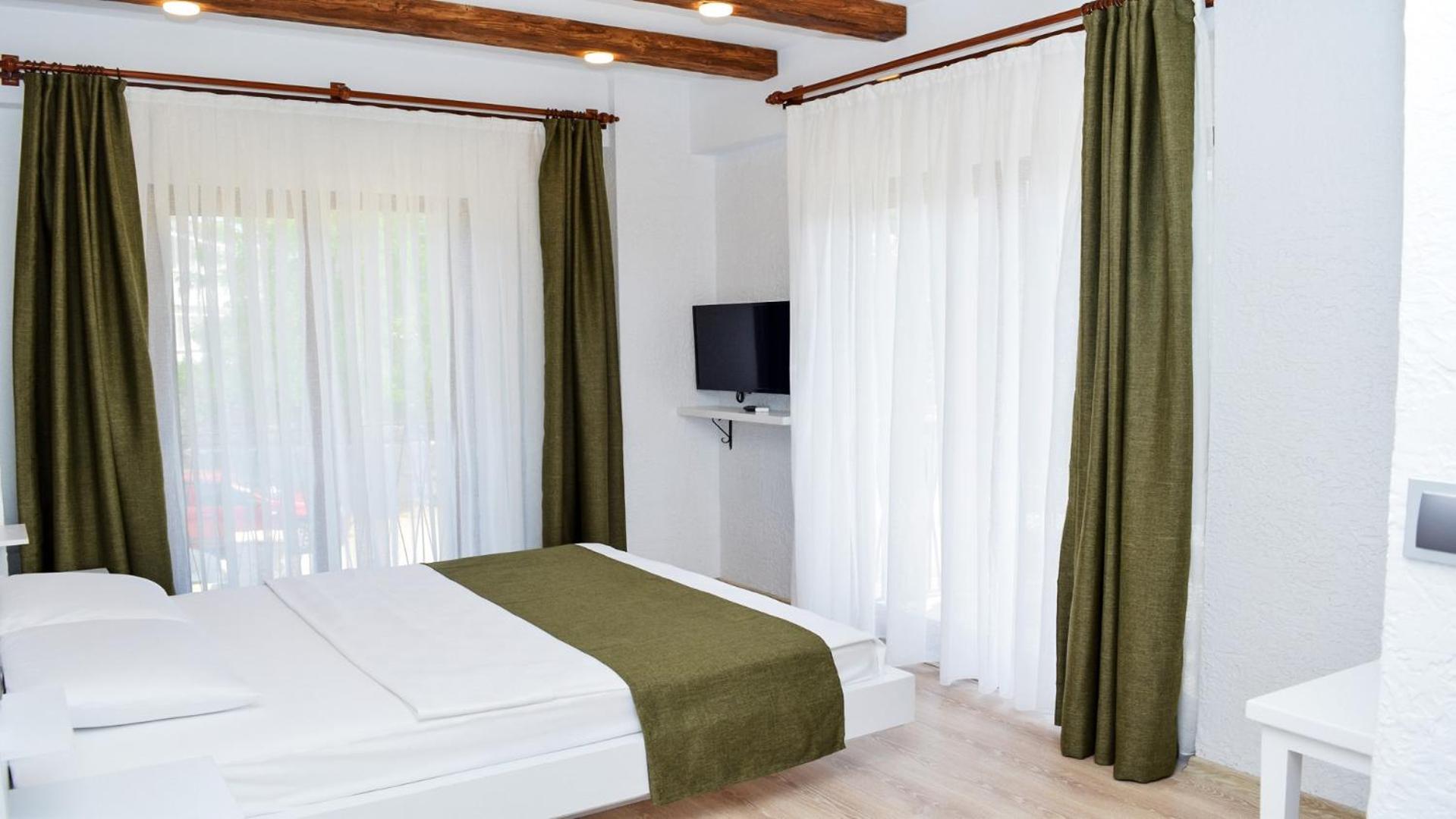 Deluxe Double Room with Balcony - Photo 21