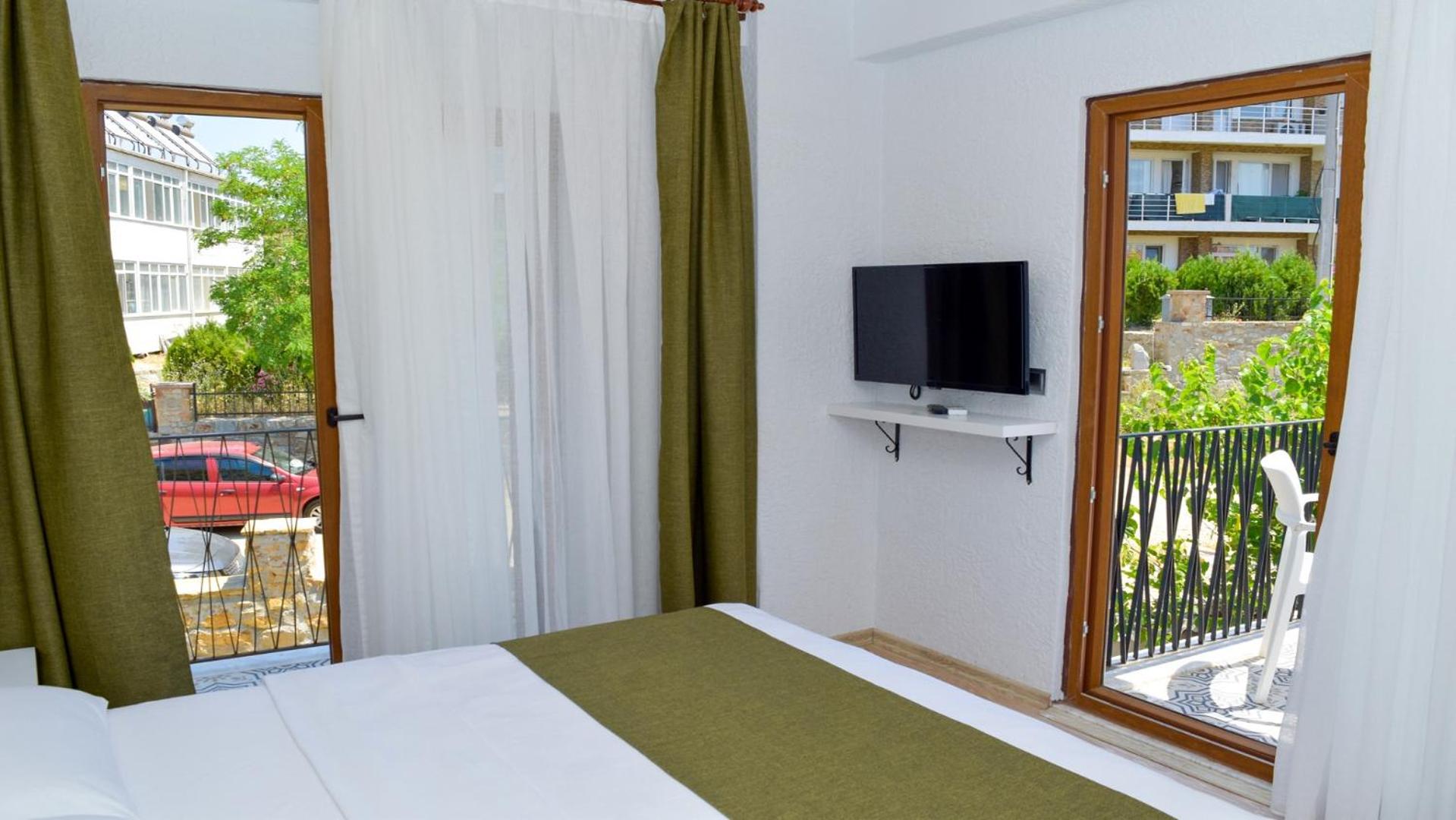 Deluxe Double Room with Balcony - Photo 22