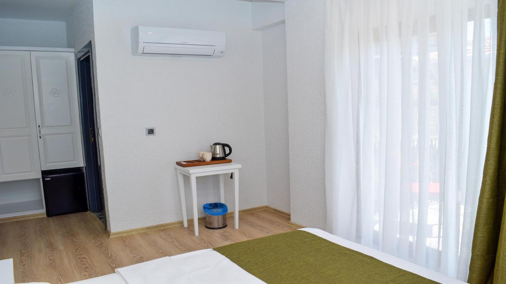 Deluxe Double Room with Balcony - Photo 15