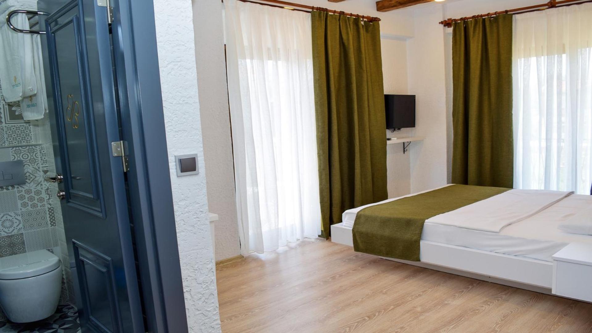 Deluxe Double Room with Balcony - Photo 20