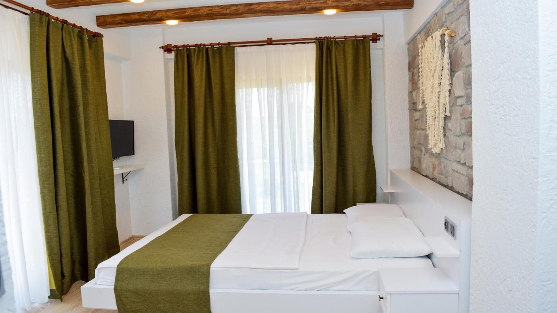 Deluxe Double Room with Balcony - Photo 14