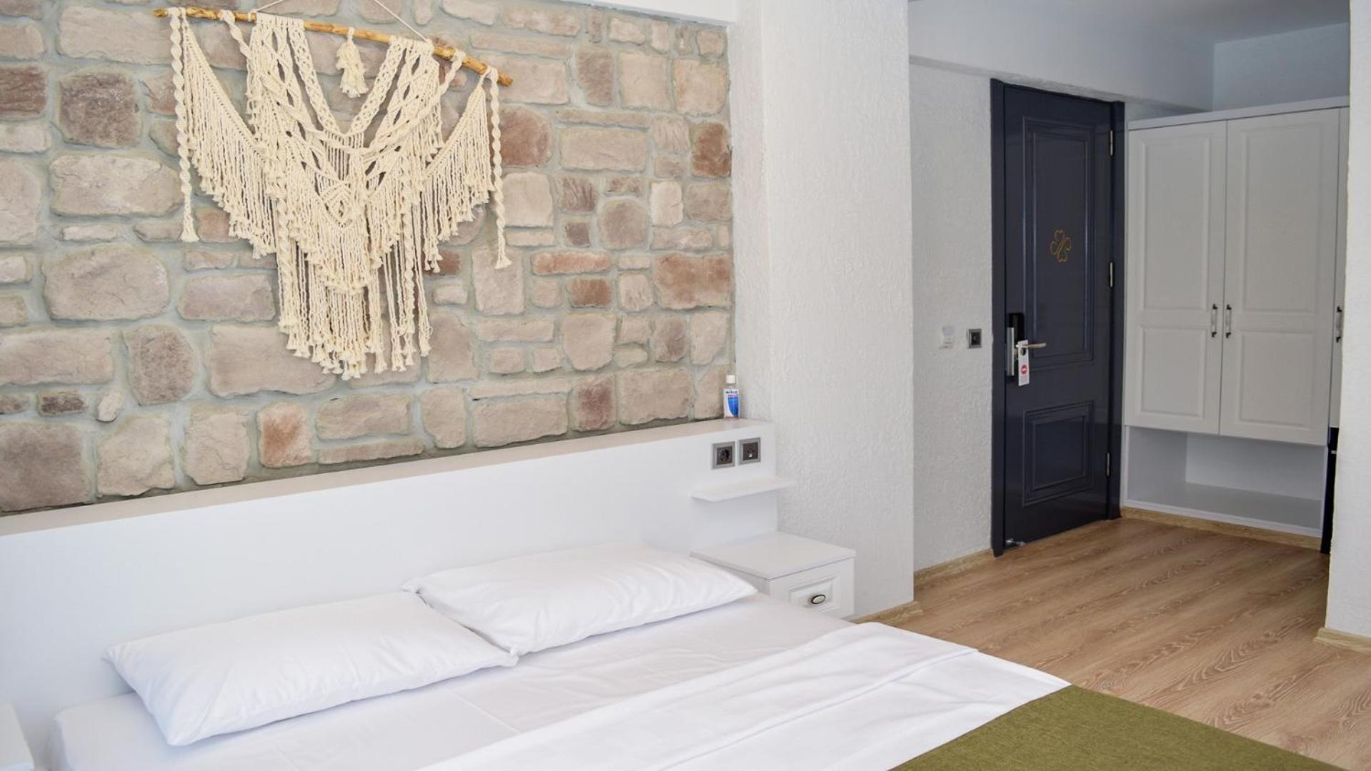 Deluxe Double Room with Balcony - Photo 13
