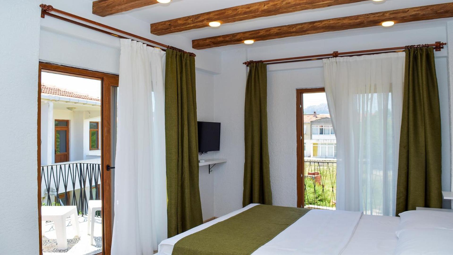 Deluxe Double Room with Balcony - Photo 17