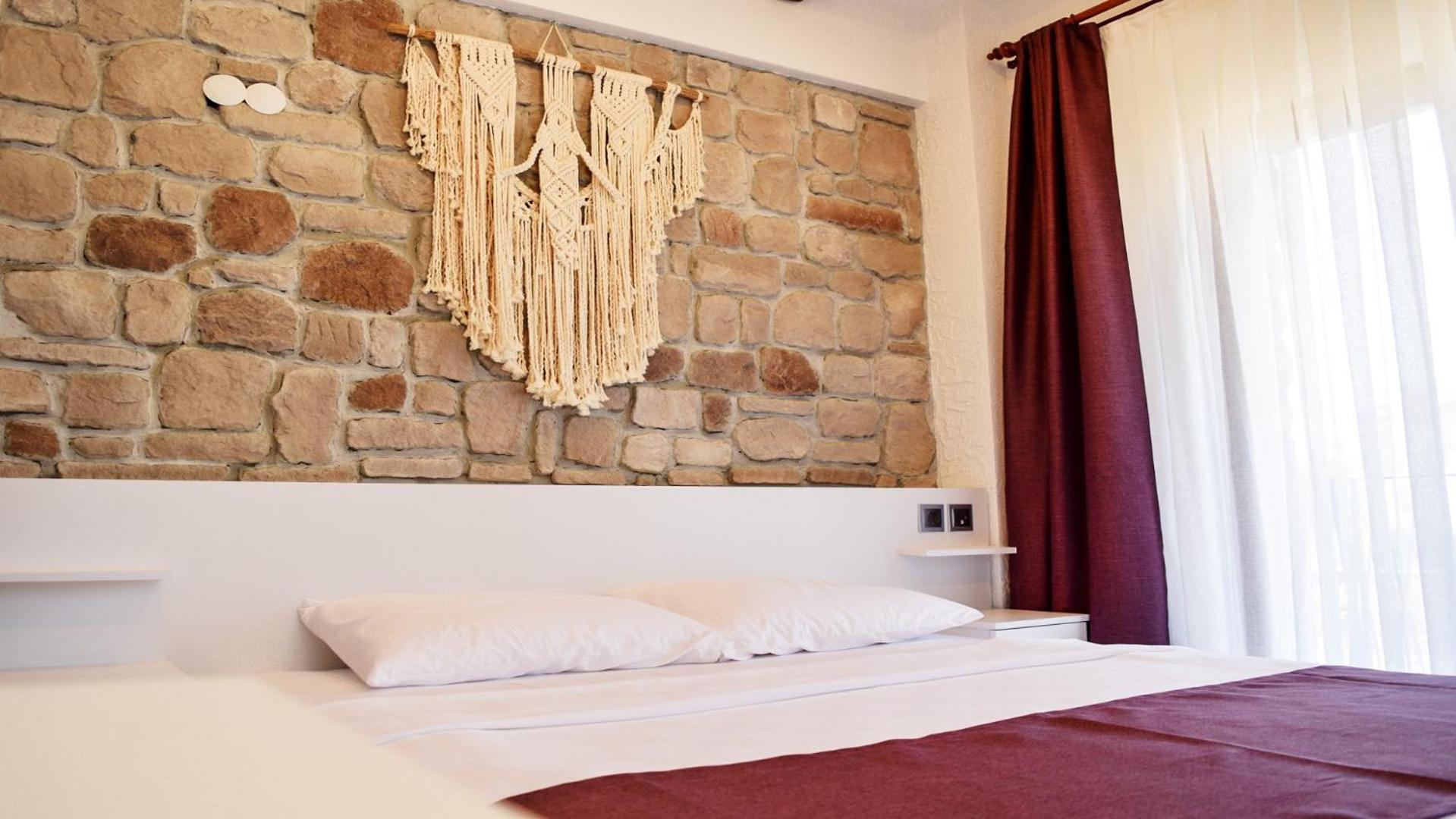 Budget Double Room - Photo 7