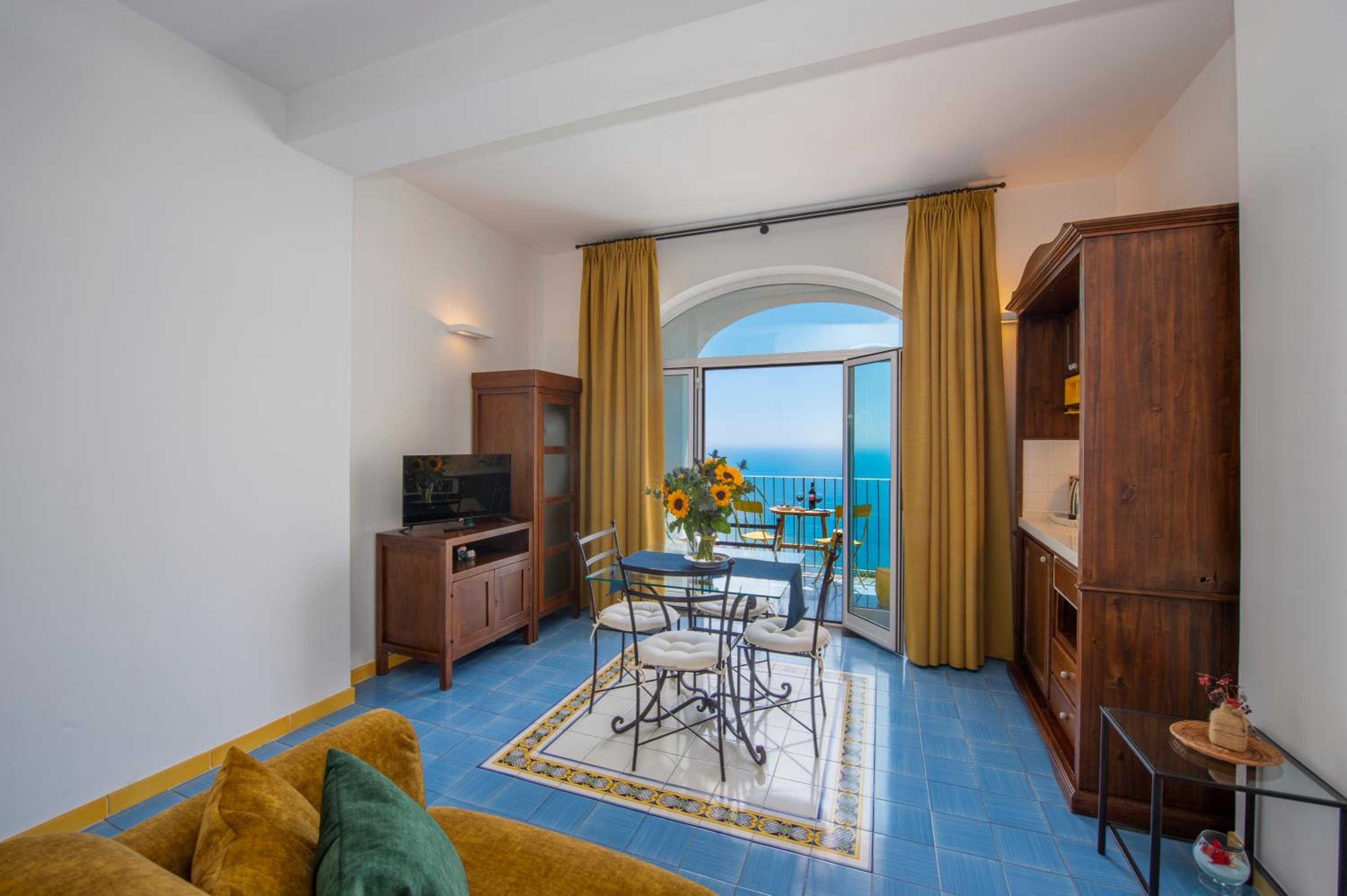One-Bedroom Apartment with Sea View photo 2