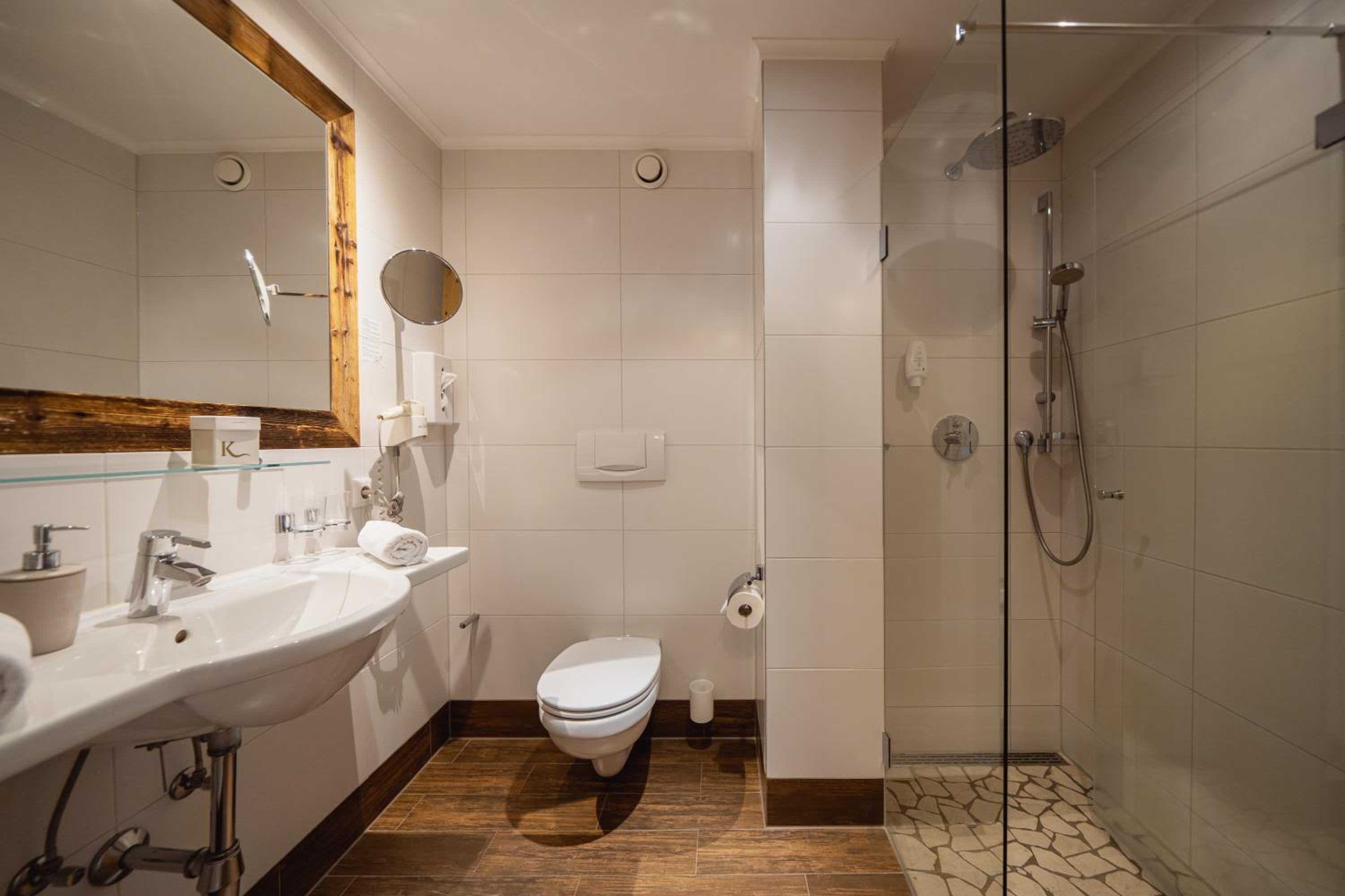 Double Room with Lake View - Photo 2