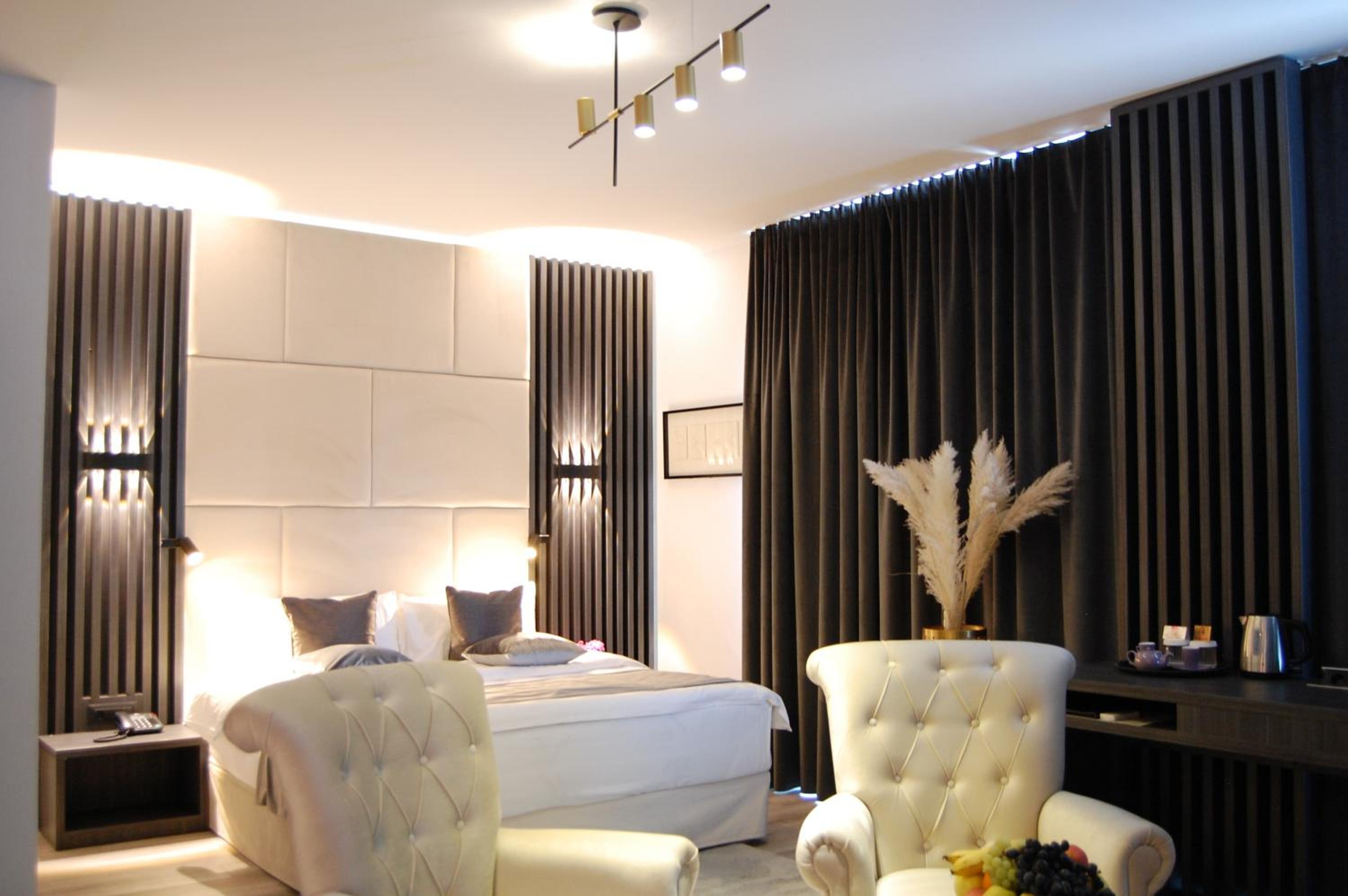 Junior Suite with Balcony - Photo 2