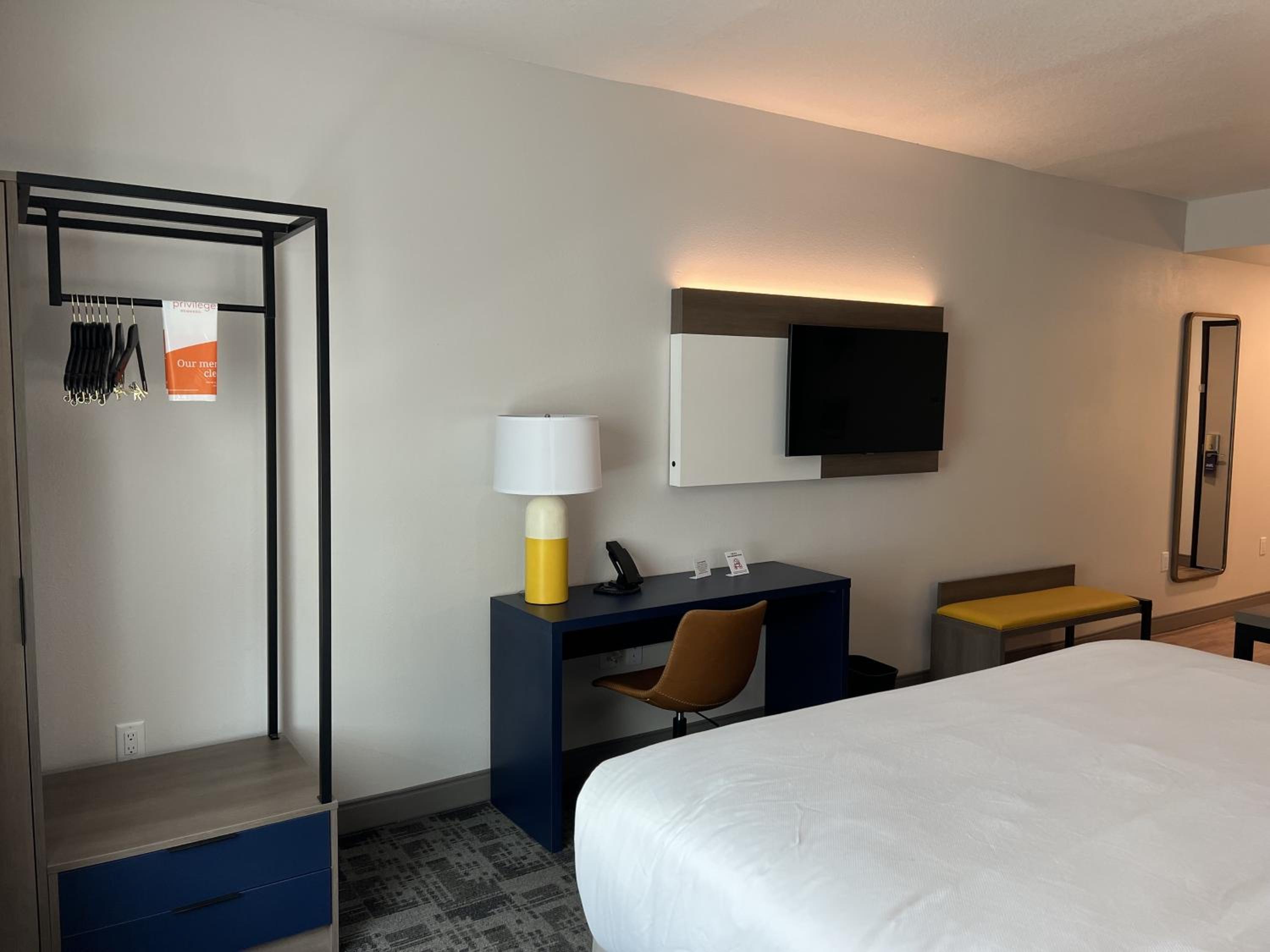 King Room - Non Smoking - Photo 5