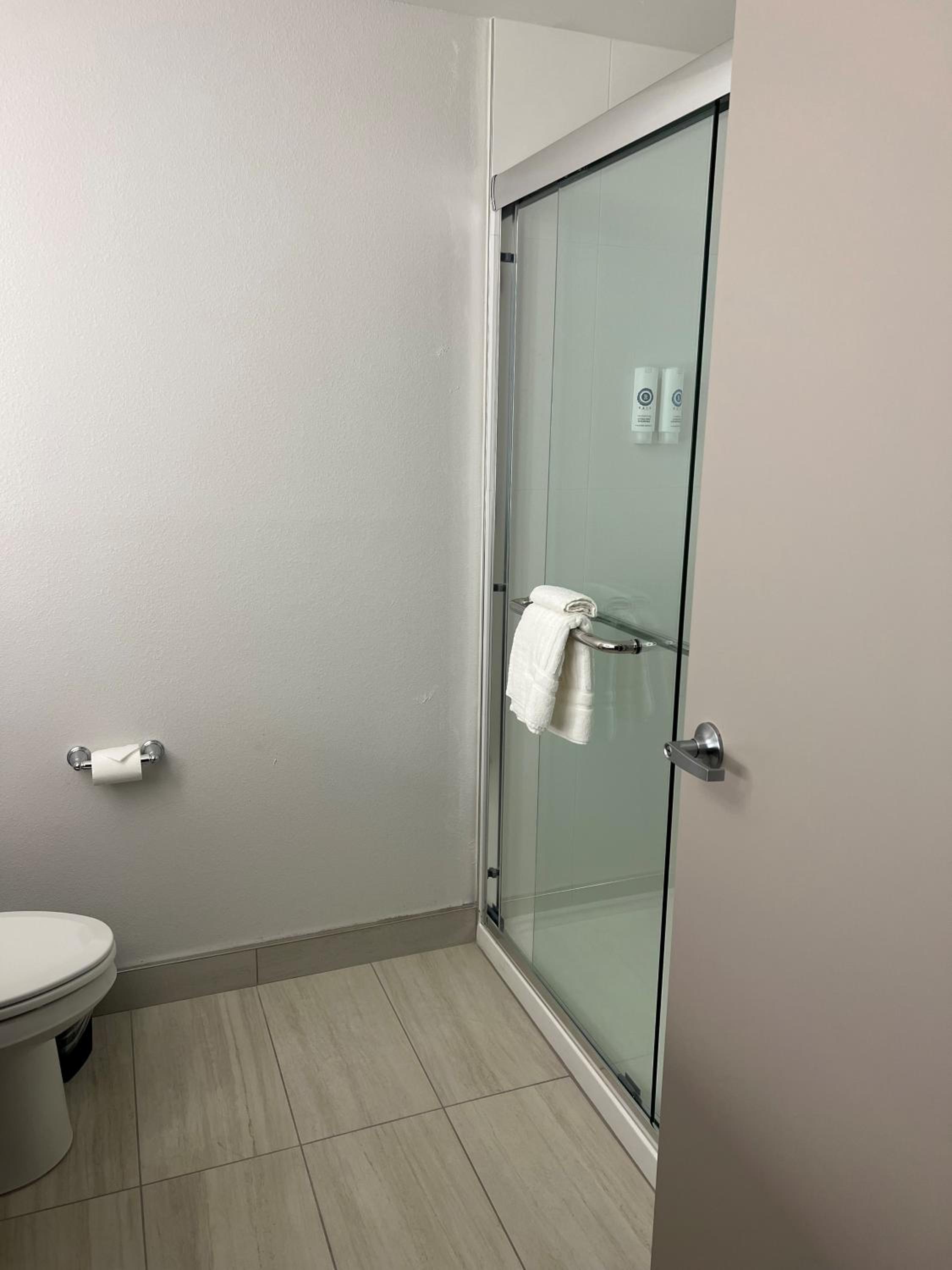 Queen Room with 2 Queen Beds/Non Smoking - Photo 9