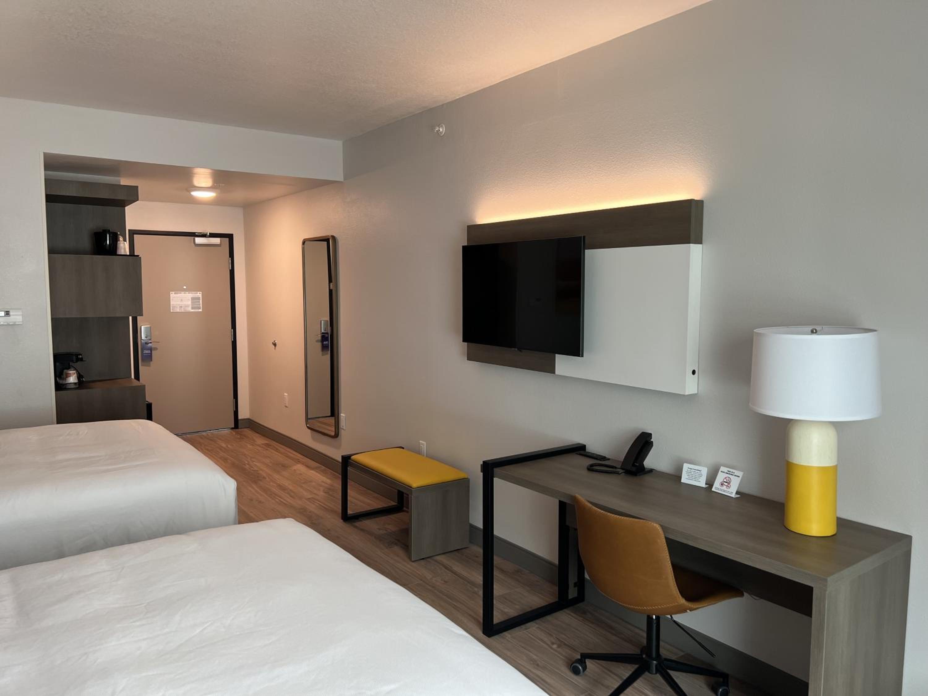 Queen Room with 2 Queen Beds/Non Smoking - Photo 2