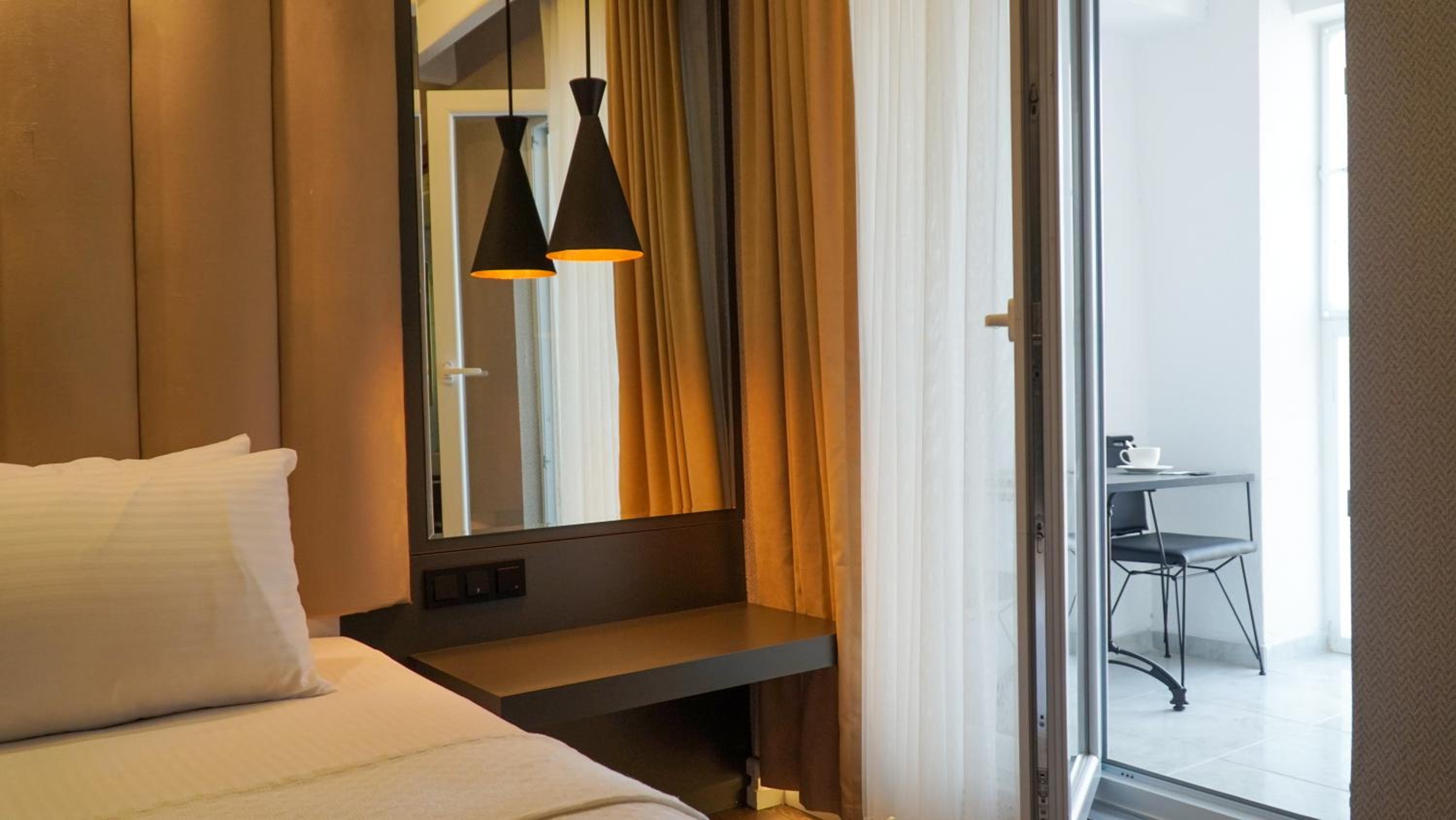 Deluxe Double Room with Balcony photo 3