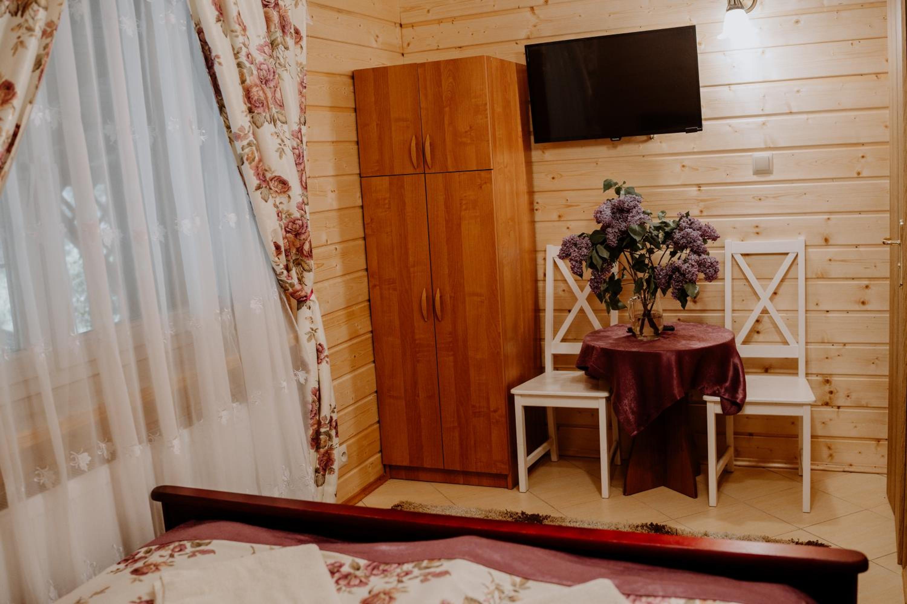 Family Room with Private Bathroom photo 2