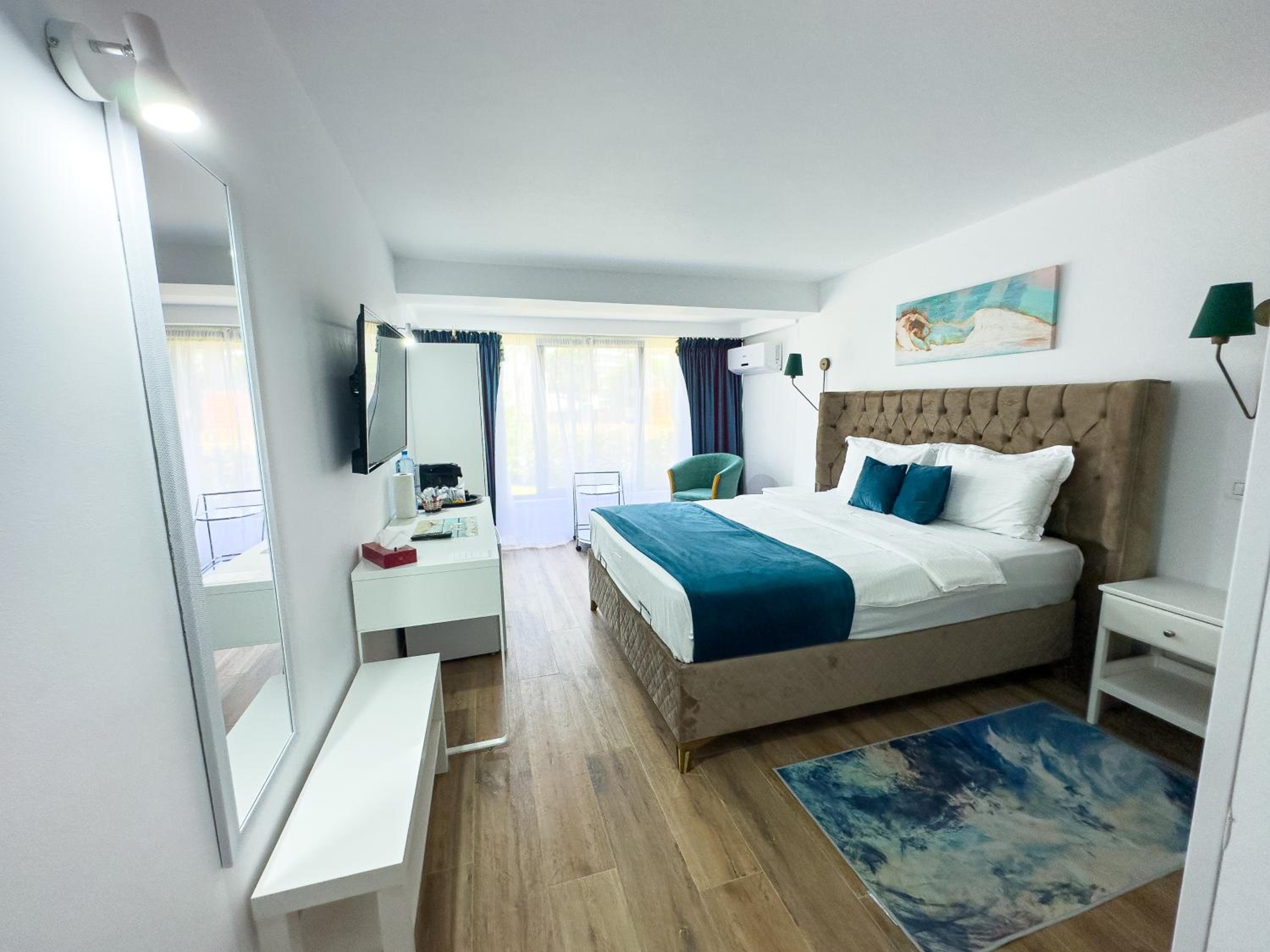 Queen Room with Garden View - Photo 7