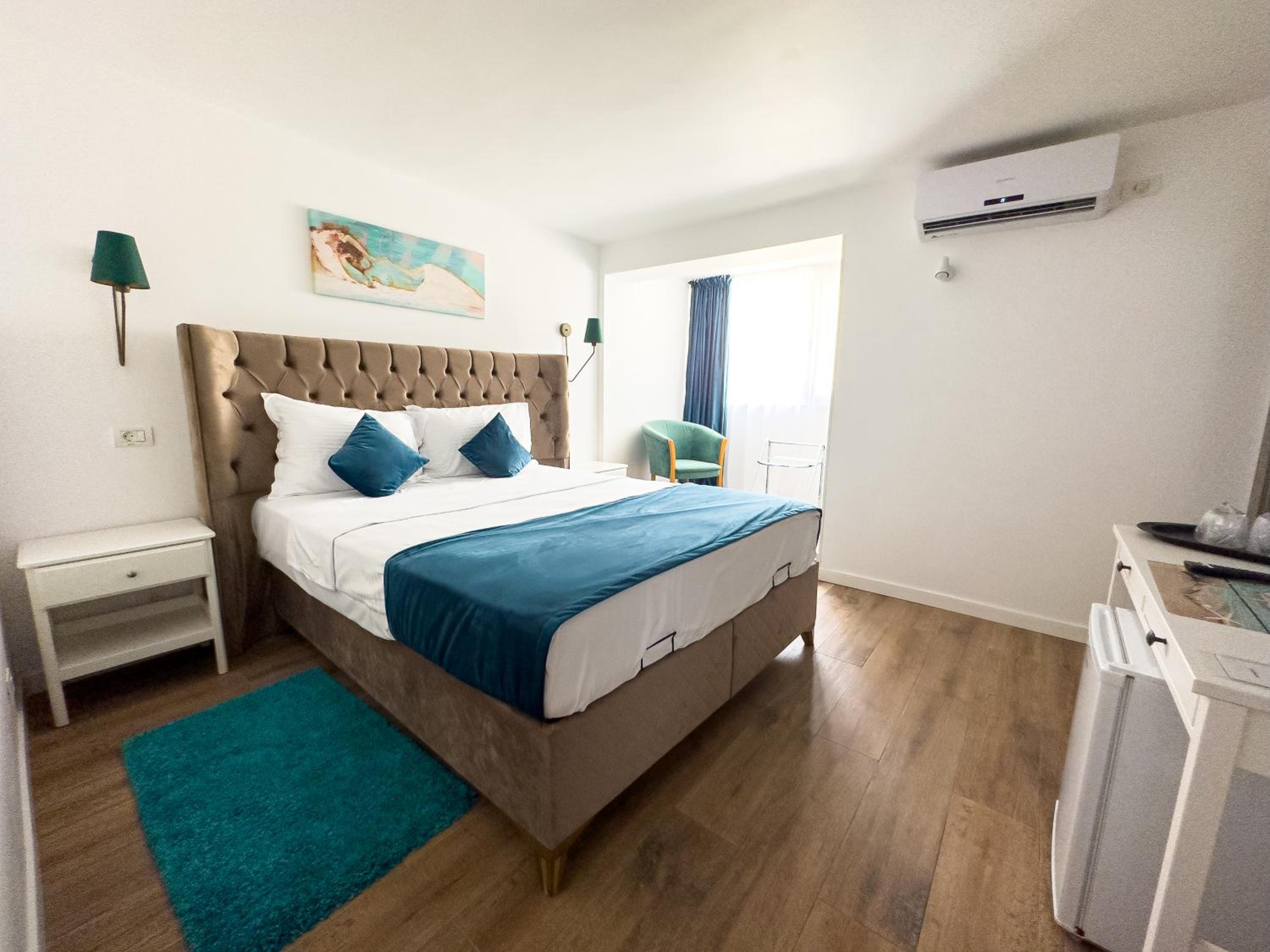 Queen Room with Garden View - Photo 8