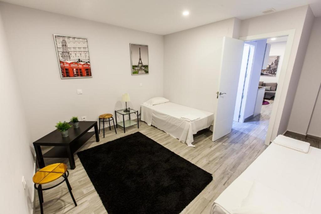 Habitación Triple con Baño Compartido