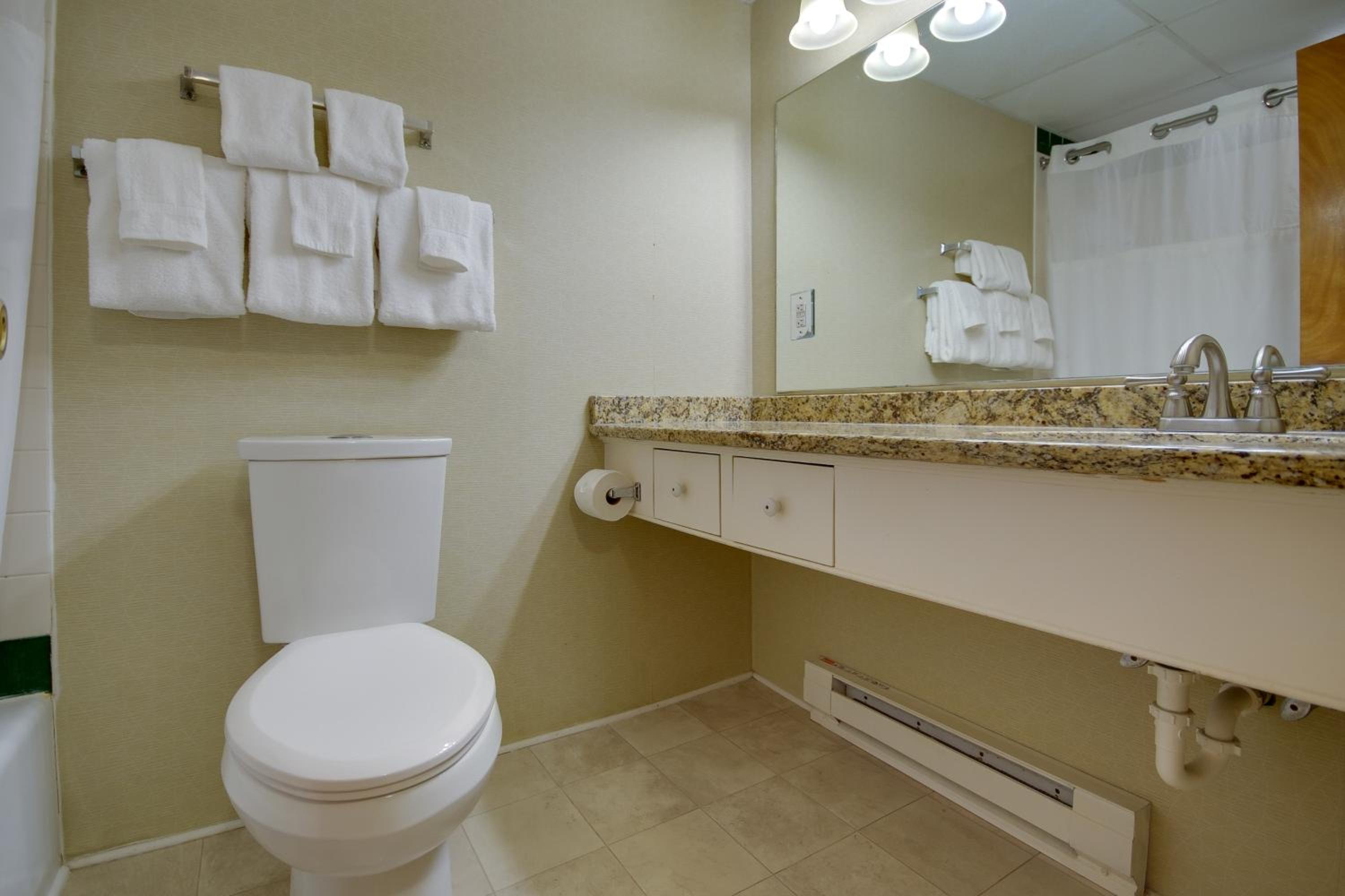 One-Bedroom Suite with Two Queen Beds - Ground Floor photo 3