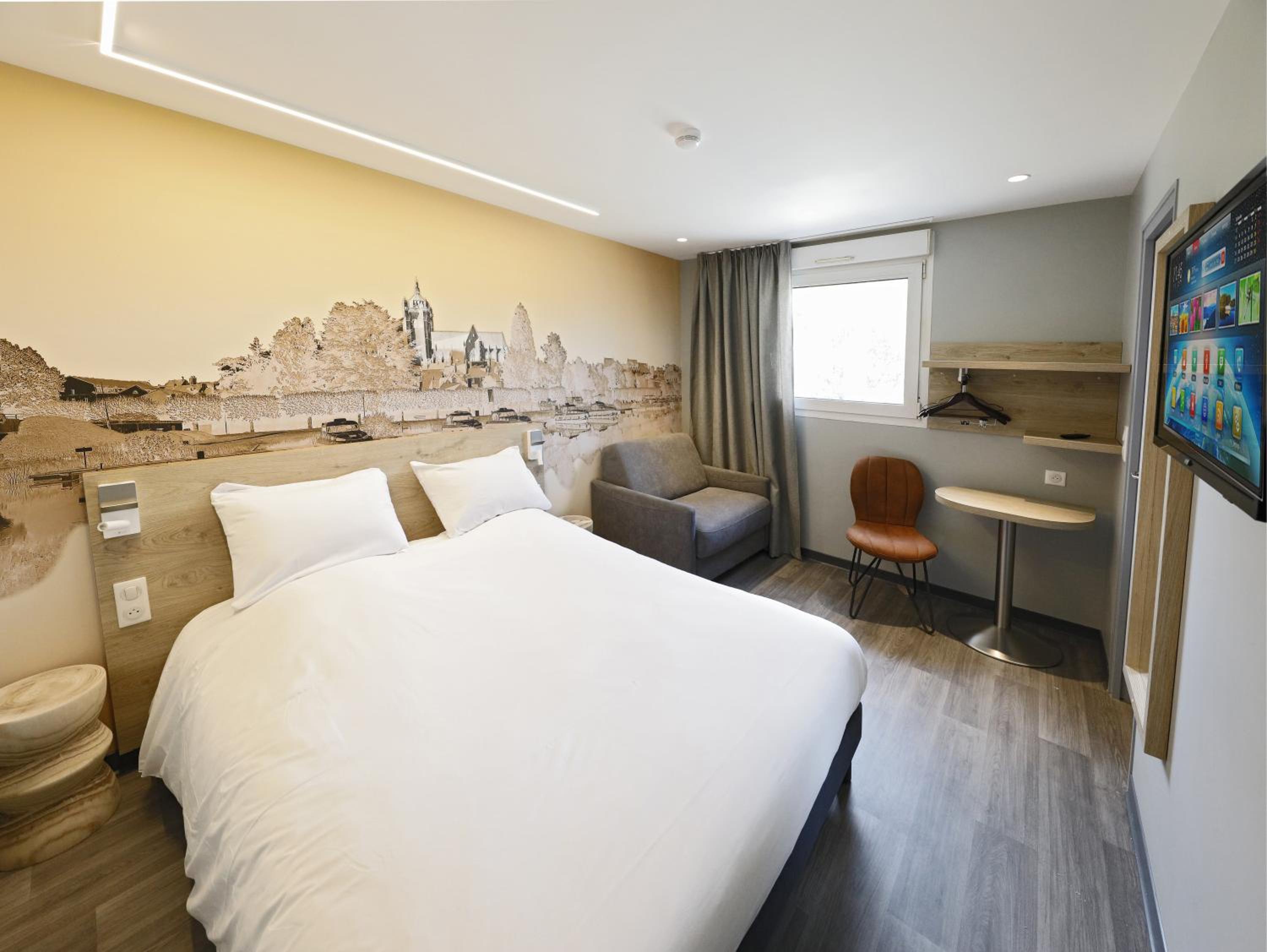 Comfort Queen Room with Sofa Bed - Non-Smoking - Photo 3