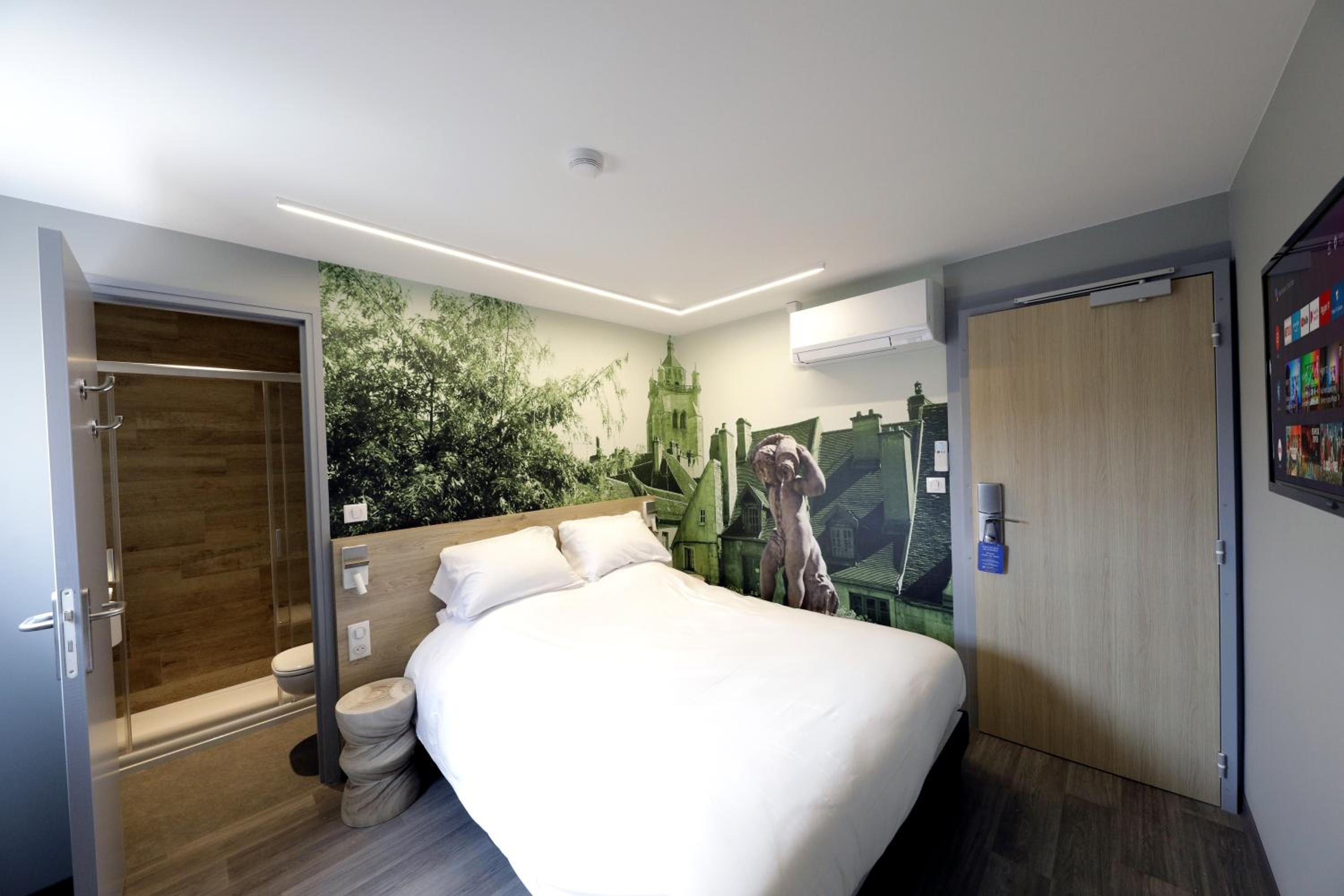 Standard Queen Room with Roll-In Shower - Disability Access/Non-Smoking photo 3