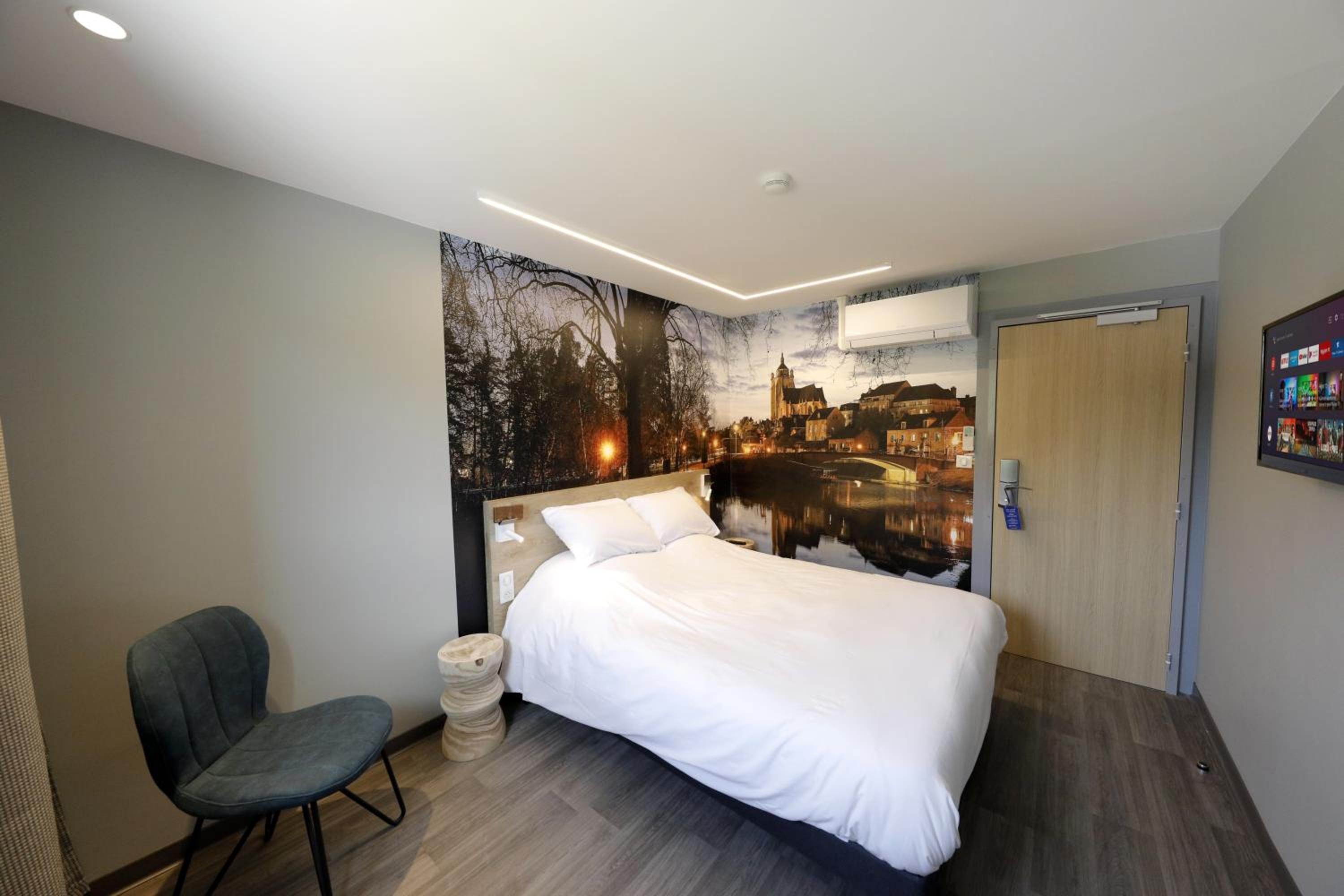 Comfort Queen Room with Sofa Bed - Non-Smoking - Photo 1
