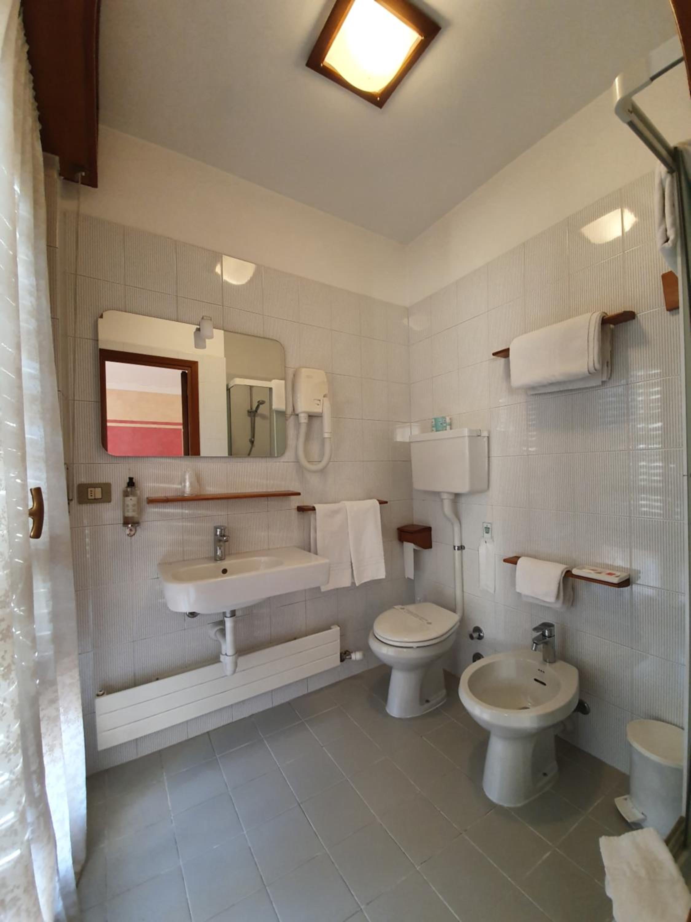 Double or Twin Room - Photo 5